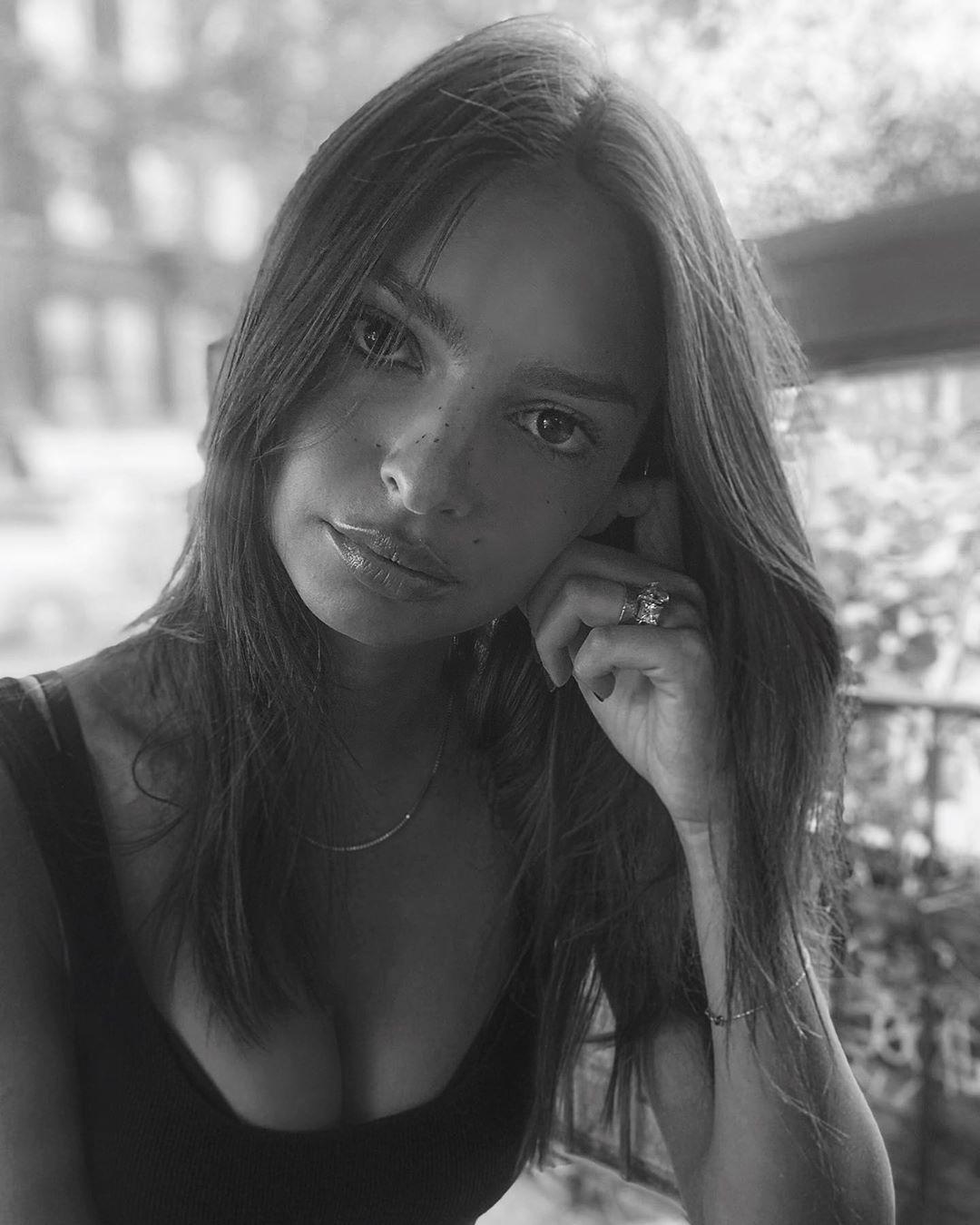 Emily Ratajkowski mostra anotações com o que aprendeu em 2019 - 23/03/2020  - UOL TV e Famosos