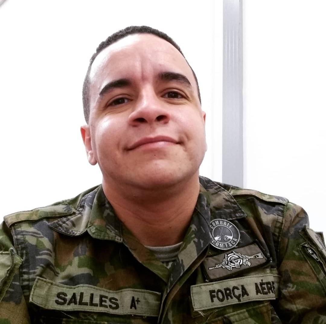 Homem trans obtém dispensa do exército como forma de exercer seus