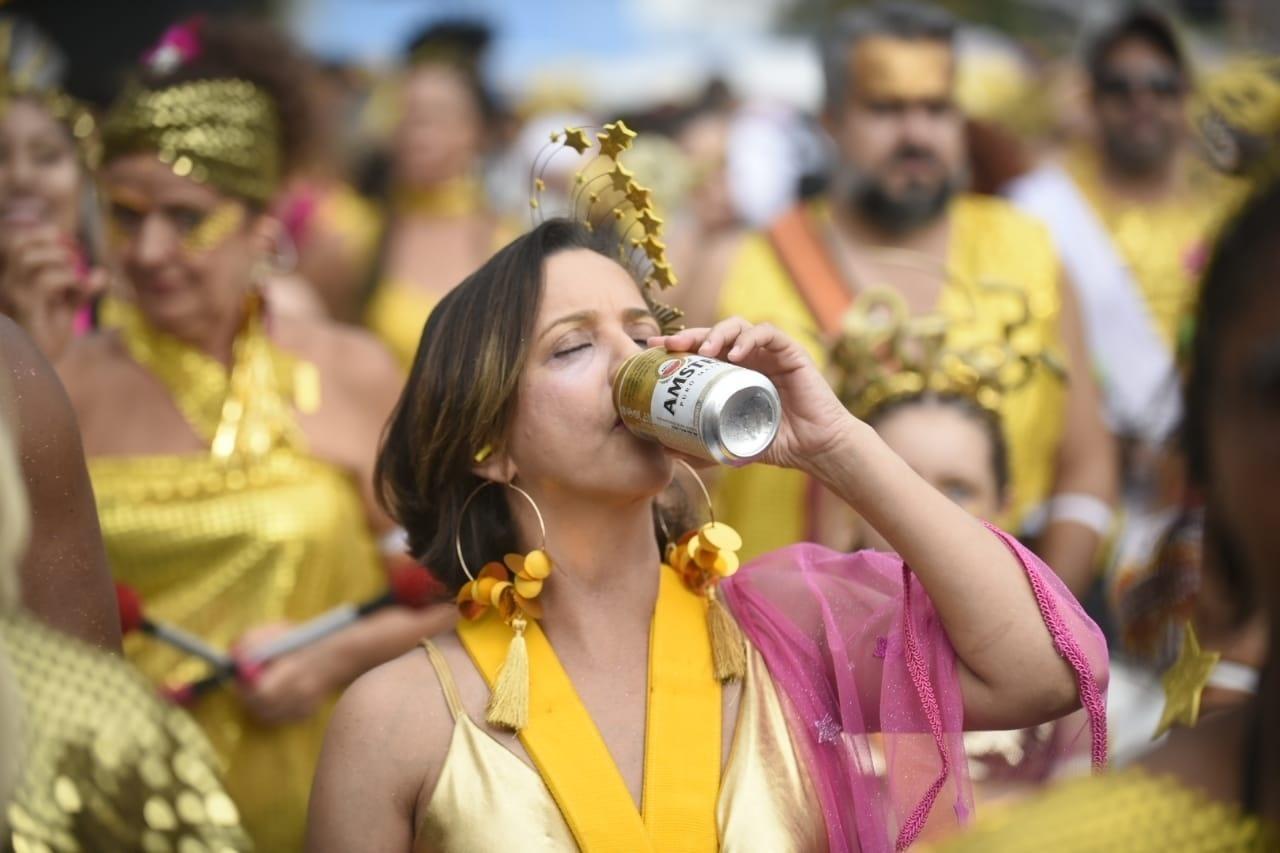 Bh Dupla Se Fantasia De As Branquelas Em Desfile Do Bloco Ent O Brilha Uol