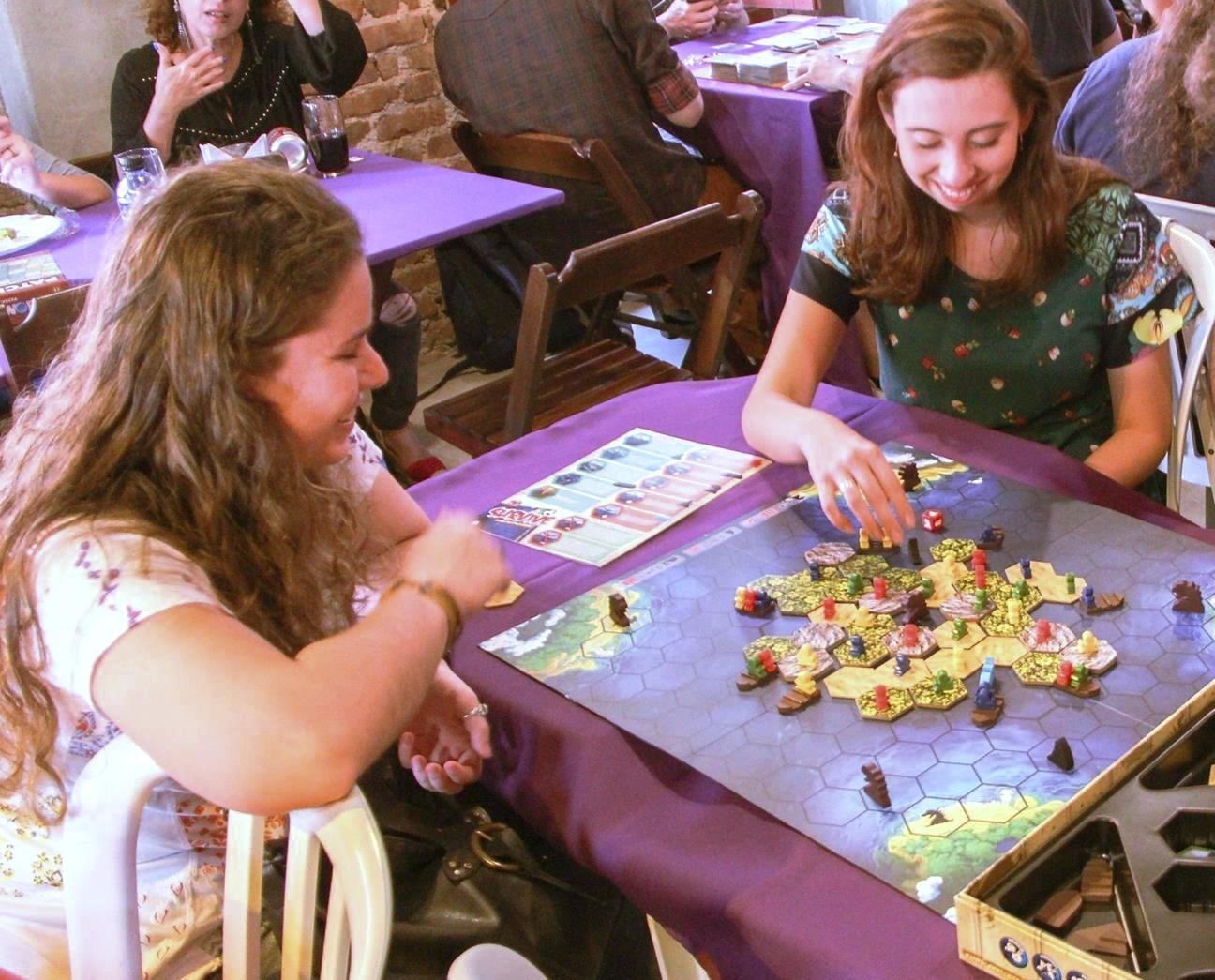 Foto de Tiro De Estilo De Vida De Garoto Inteligente Menina Jogando Damas  Em Casa Jogos De Tabuleiro Para O Conceito De Crianças Série Sincero Com  Pessoas Reais No Interior Moderno e