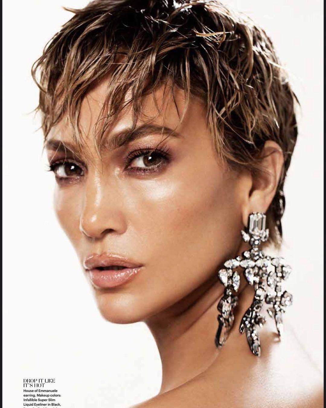 Jennifer Lopez aparece de cabelo curtinho na revista Allure