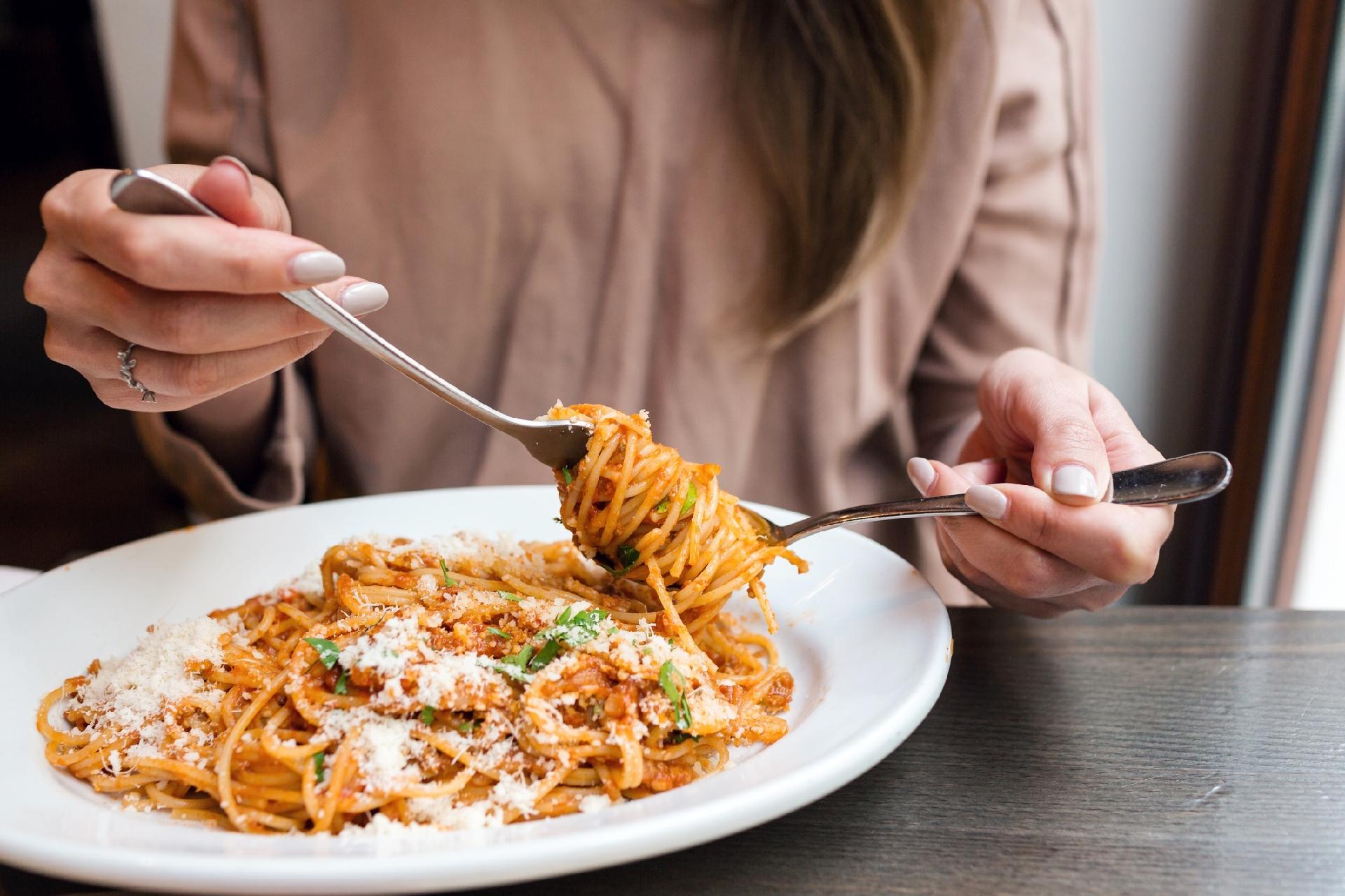 Hora do almoço é sagrada; entenda a importância de comer devagar e relaxar  - 22/09/2021 - UOL VivaBem