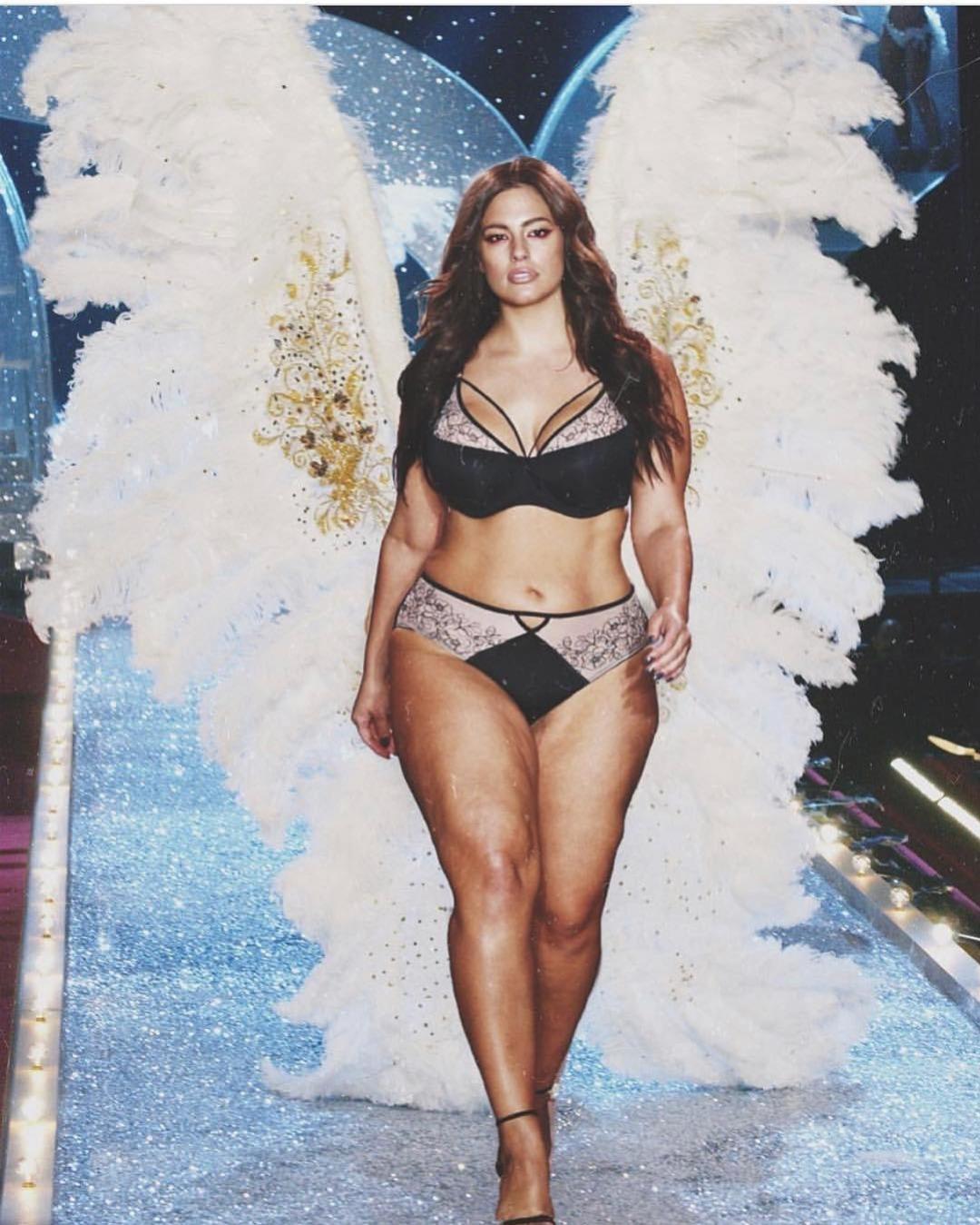 Ashley Graham posta foto com asas em dia de desfile da Victoria´s Secret -  Entretenimento - BOL