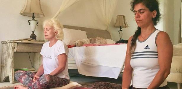 'Adorando' | De 'cara limpa', Ana Maria Braga faz ioga com a filha