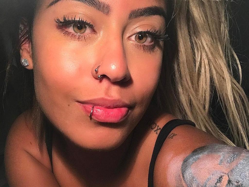 Irm£ de Neymar tatua o pr³prio rosto e f£s entam "Muito amor Irm£ de Neymar tatua o pr³prio rosto e f£s entam "Muito amor pr³prio" 25 01 2017 UOL TV e Famosos