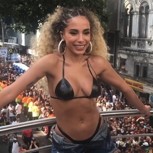 Vai Malandra Anitta Arrasa De Biqu Ni De Fita Isolante Em Bloco Do Rio