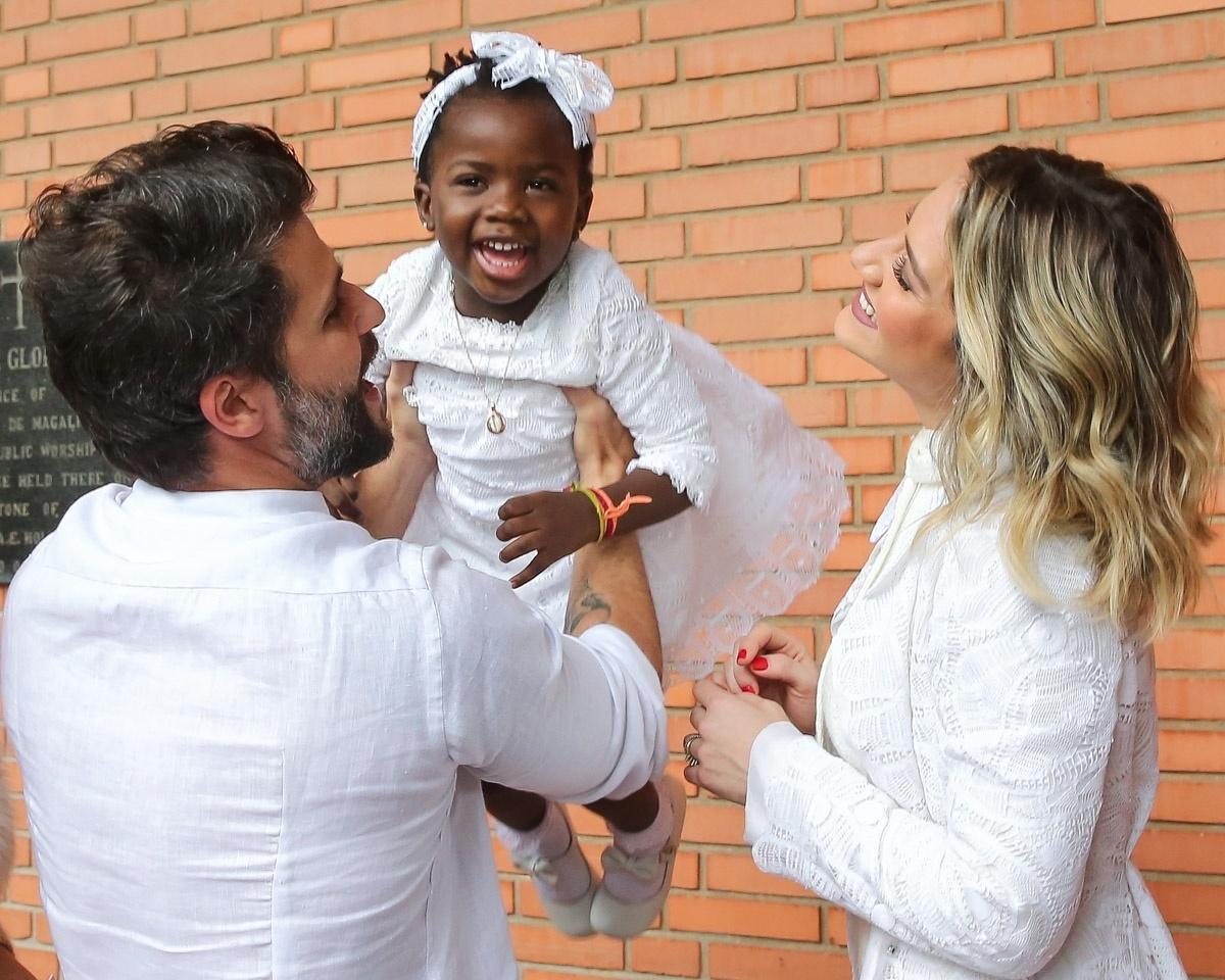 Giovanna Ewbank e Bruno Gagliasso batizam Titi em São Paulo veja fotos