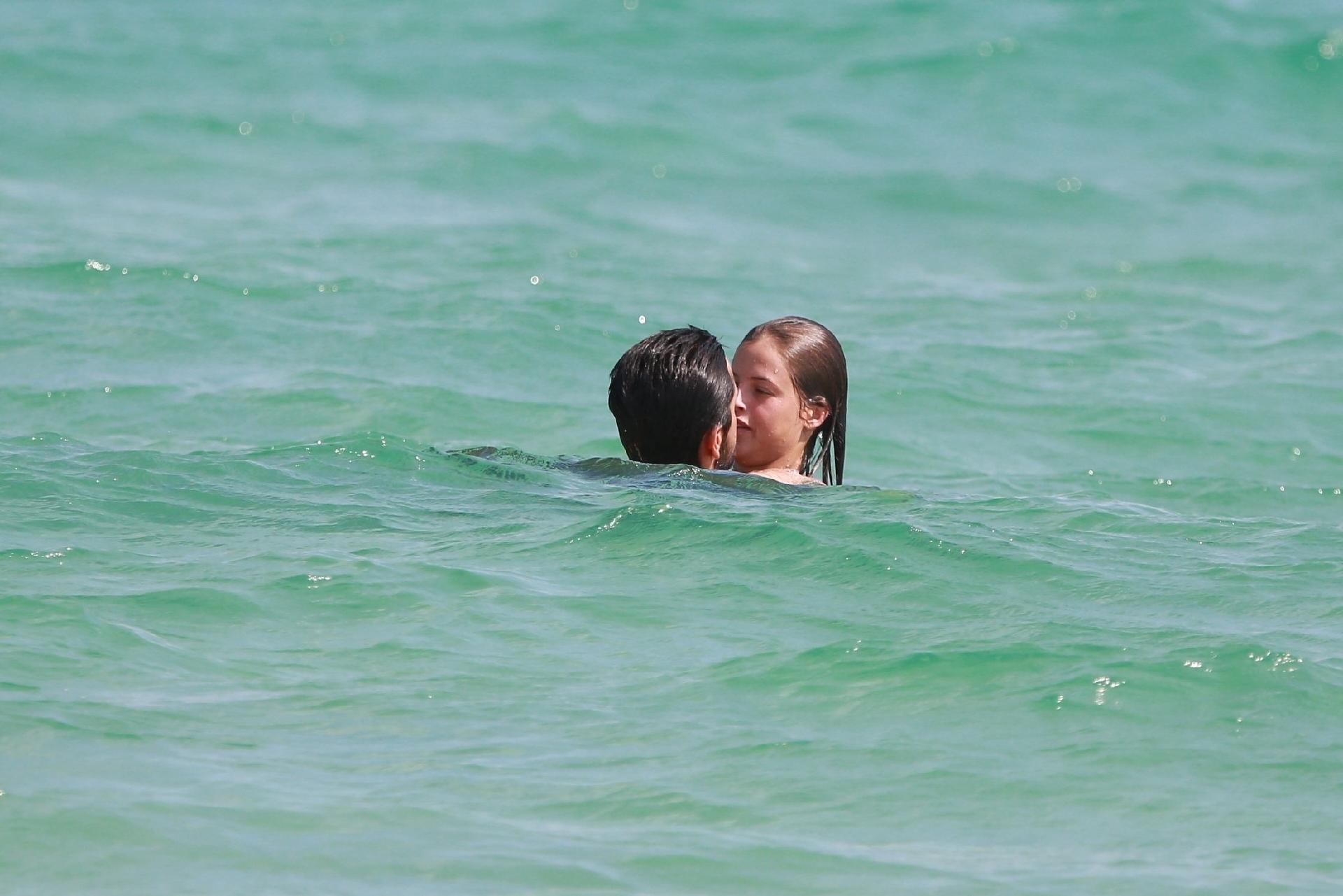 Fotos Agatha Moreira e Rodrigo Simas curtem fim de tarde romântico na praia UOL