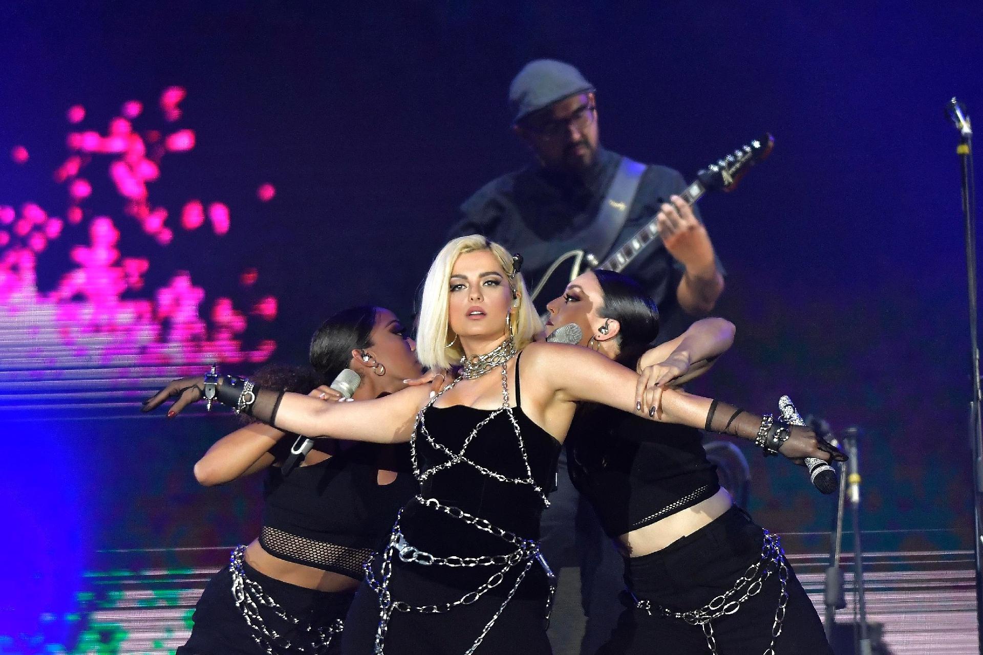 Rock In Rio Bebe Rexha Leva Fãs Ao Palco Tropeça E Samba Com Passistas 27092019 Uol 9254