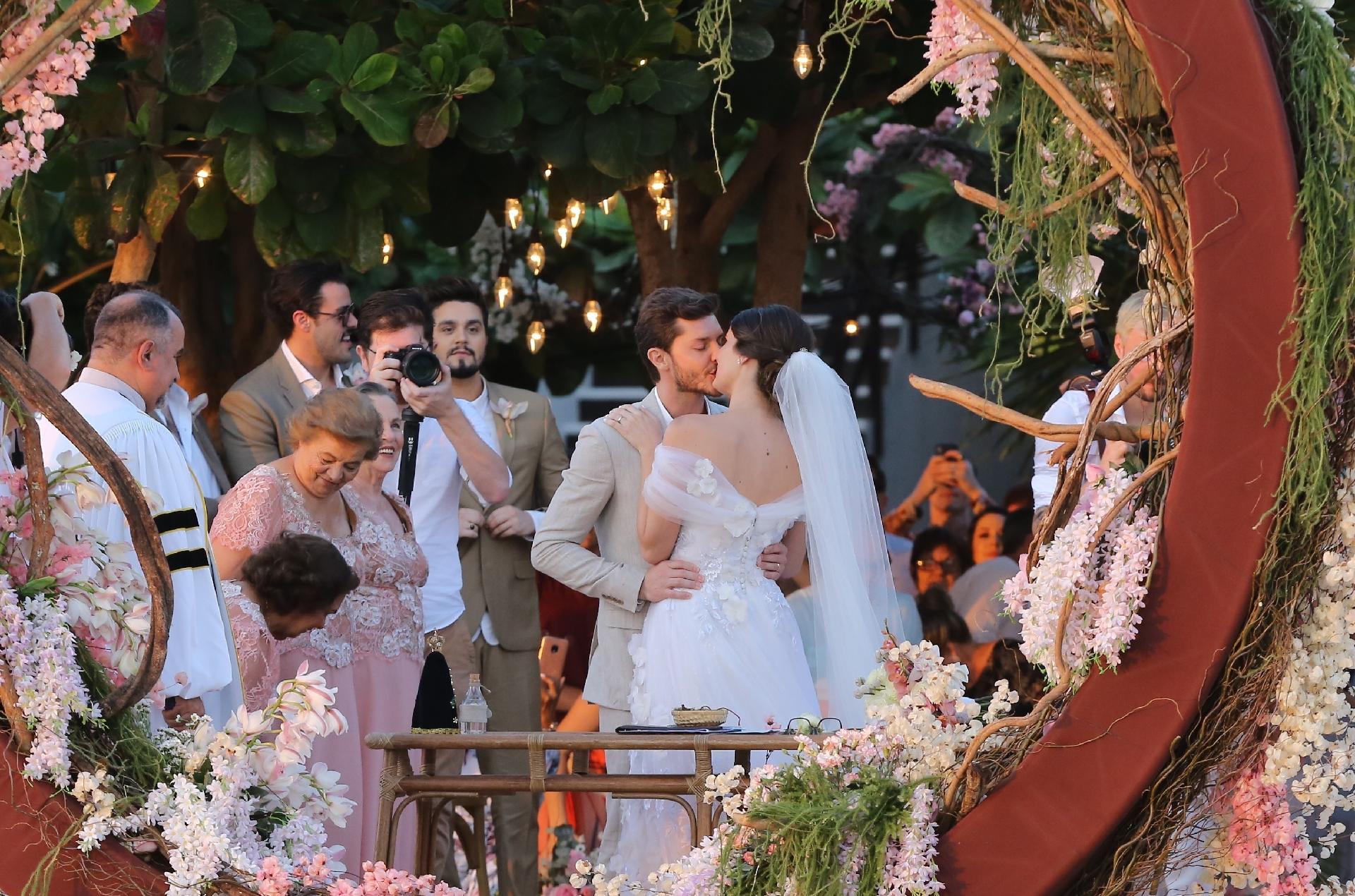 Camila Queiroz E Klebber Toledo Se Casam Com Festa Cheia De Famosos UOL TV E Famosos