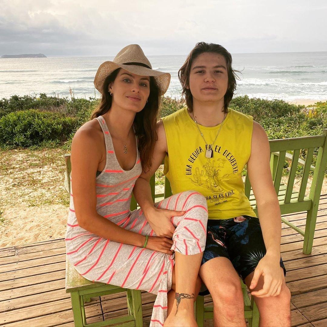 Isabeli Fontana posa com o filho mais filho, Zion: 