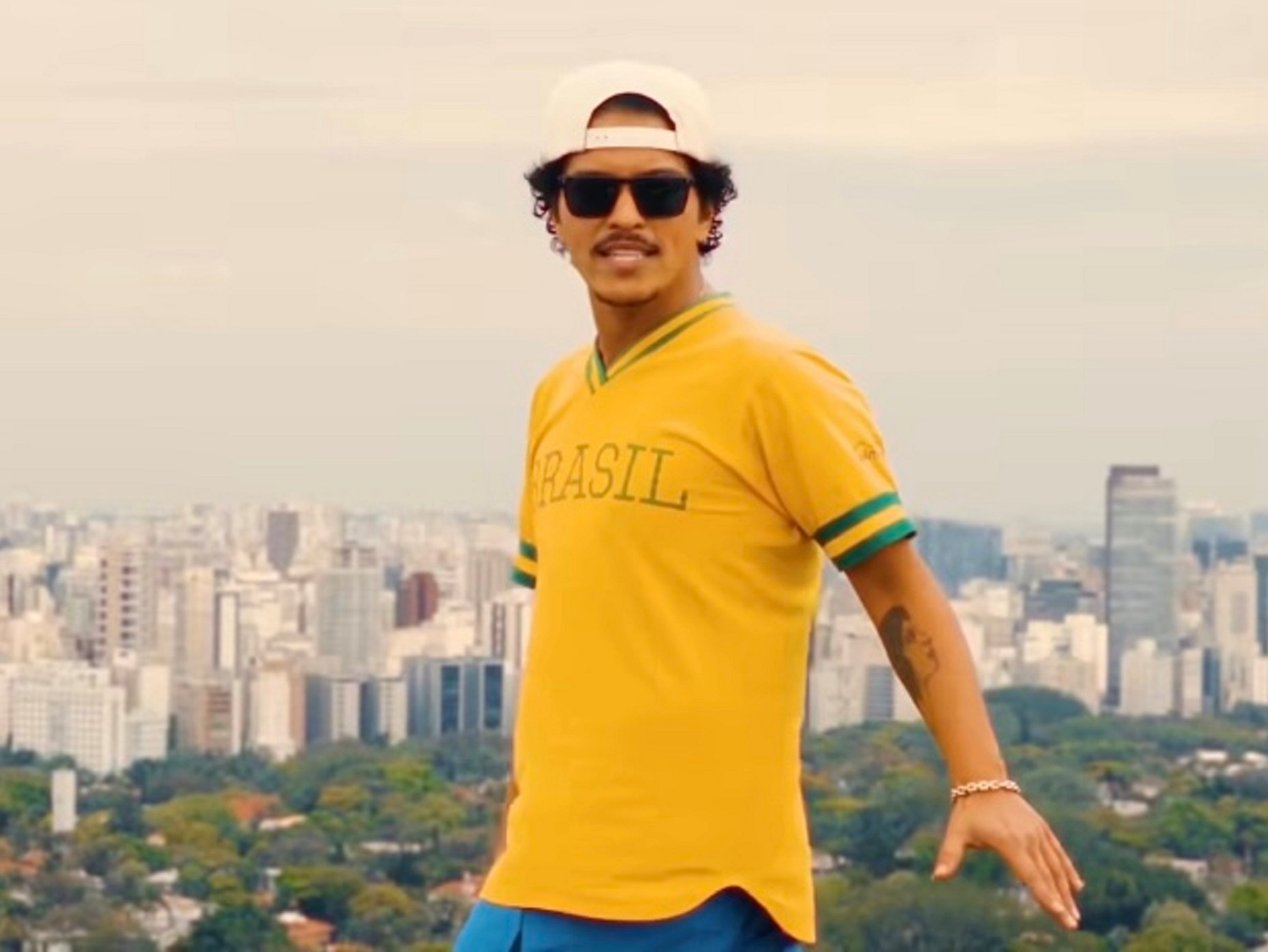 VÍDEO: Gusttavo Lima se junta a artista de rua que cantava sua