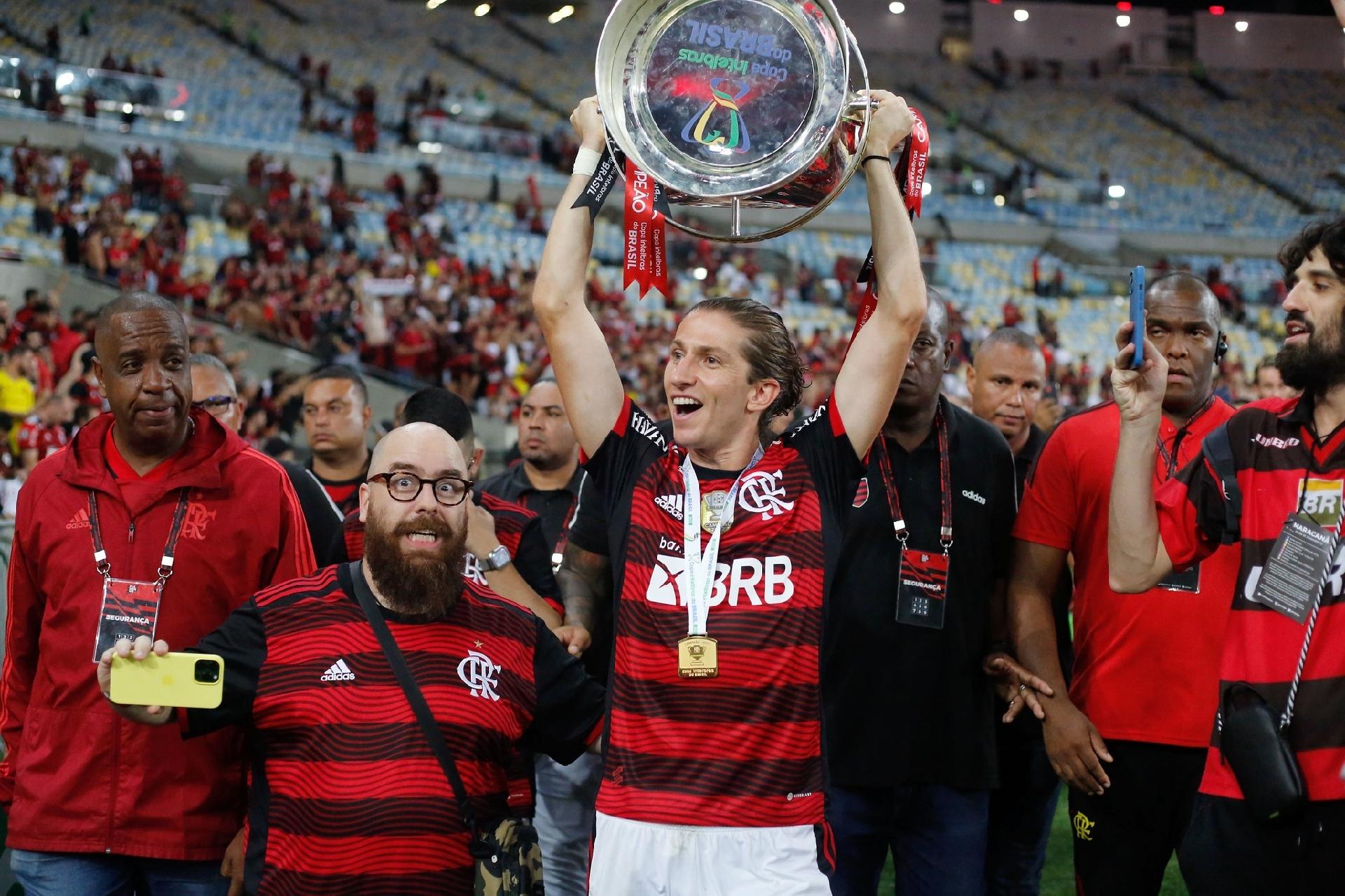 http://conteudo.imguol.com.br/c/esporte/00/2022/10/20/filipe-luis-levanta-a-taca-da-copa-do-brasil-vencida-pelo-flamengo-1666281090394_v2_1920x1279.jpg