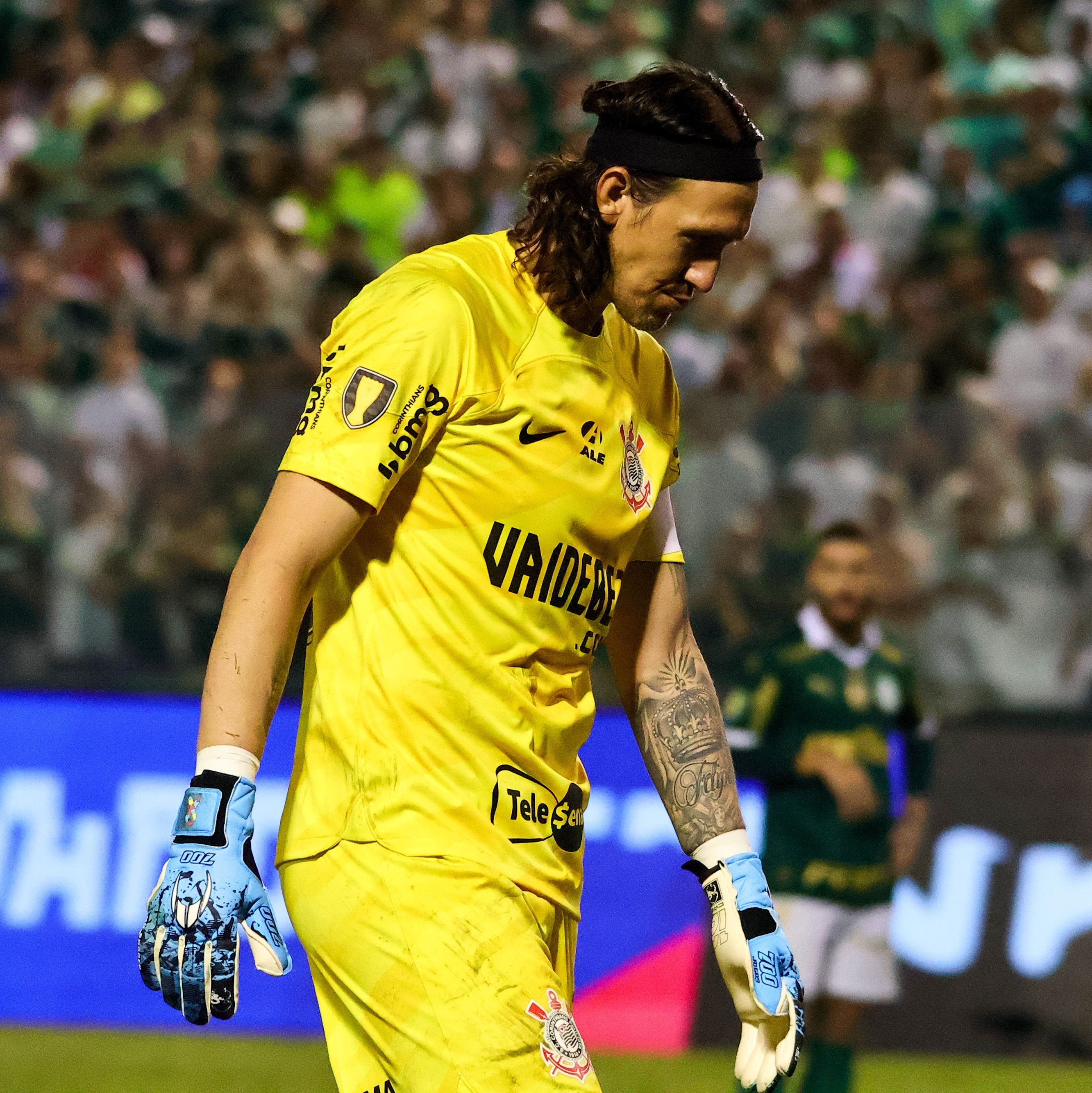 Cássio tem trauma no quadril e vira dúvida no Corinthians