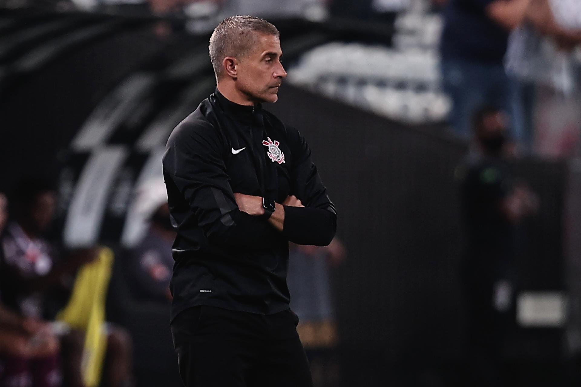 [OPINIÃO] Sylvinho está se colocando na berlinda, está se expondo