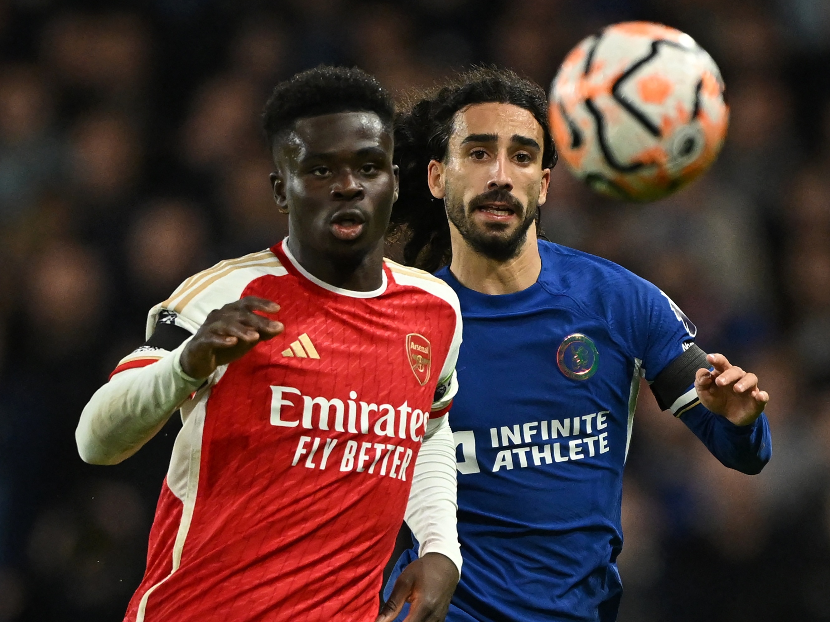 Arsenal sai atrás, mas busca empate com Chelsea no clássico