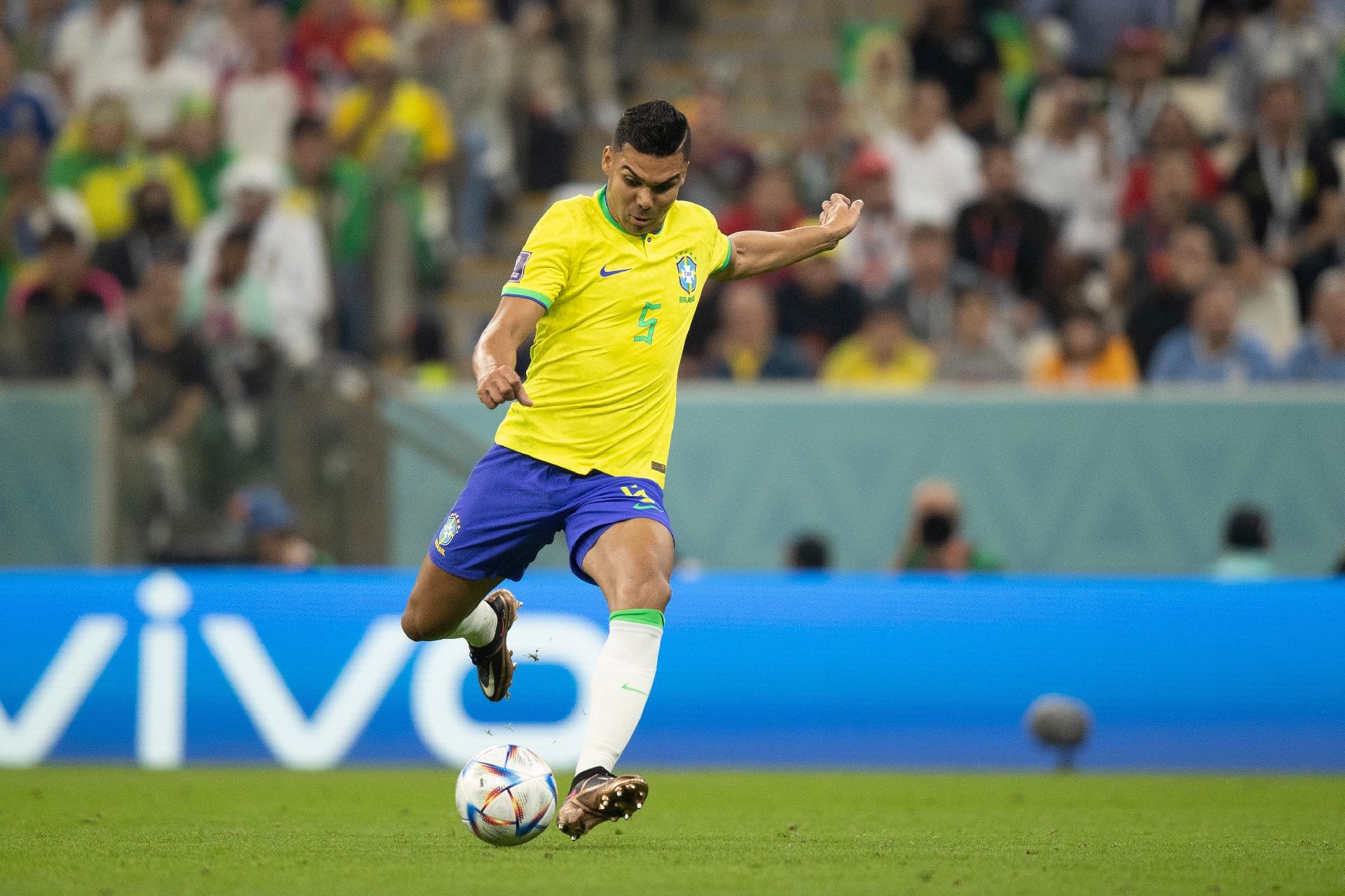 Chute De Futebol. Jogador De Futebol Chuta a Bola No Estádio