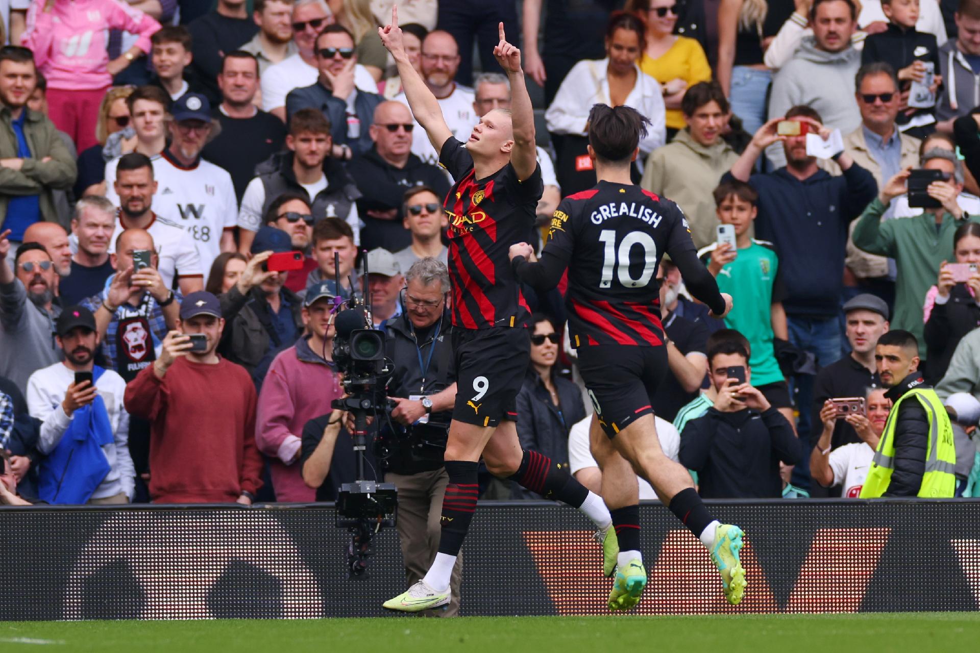 Manchester City vence Fulham e assume liderança do Inglês