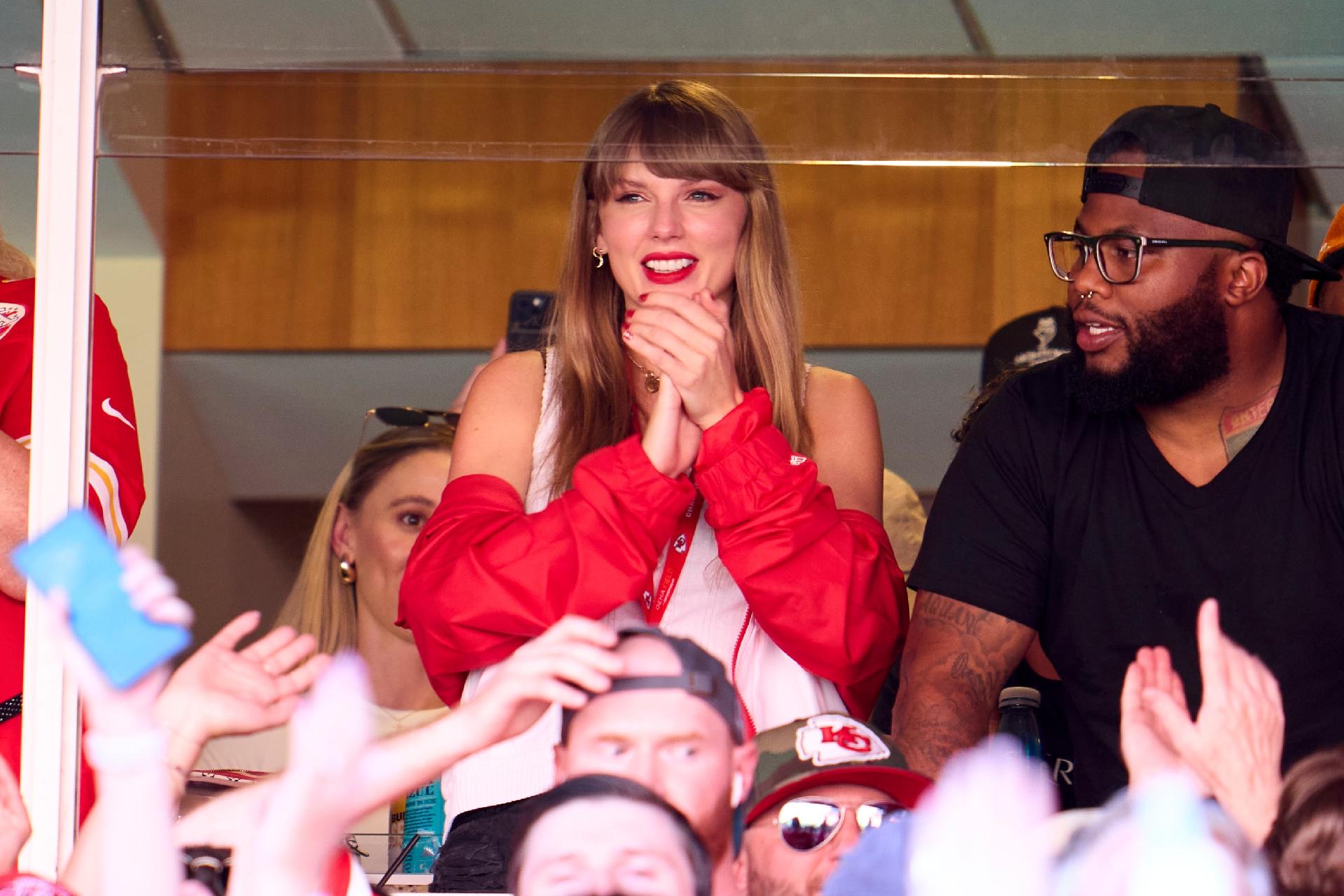 The Playoffs » Vendas de camisetas de Travis Kelce sobem quase 400% com  presença de Taylor Swift no Arrowhead » The Playoffs