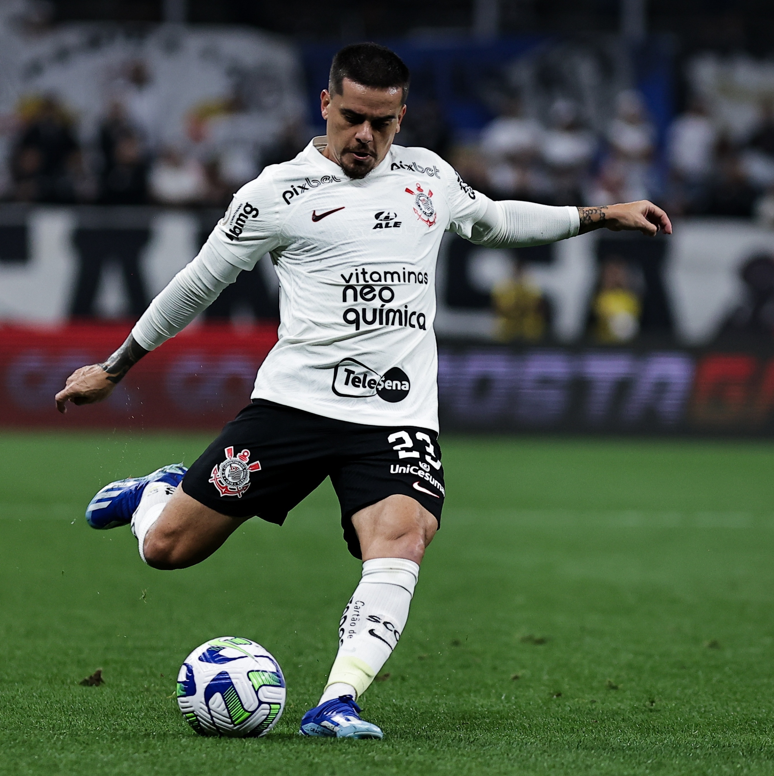 Fagner correndo na Fonte Nova com a bola em seus pés no jogo contra o Bahia