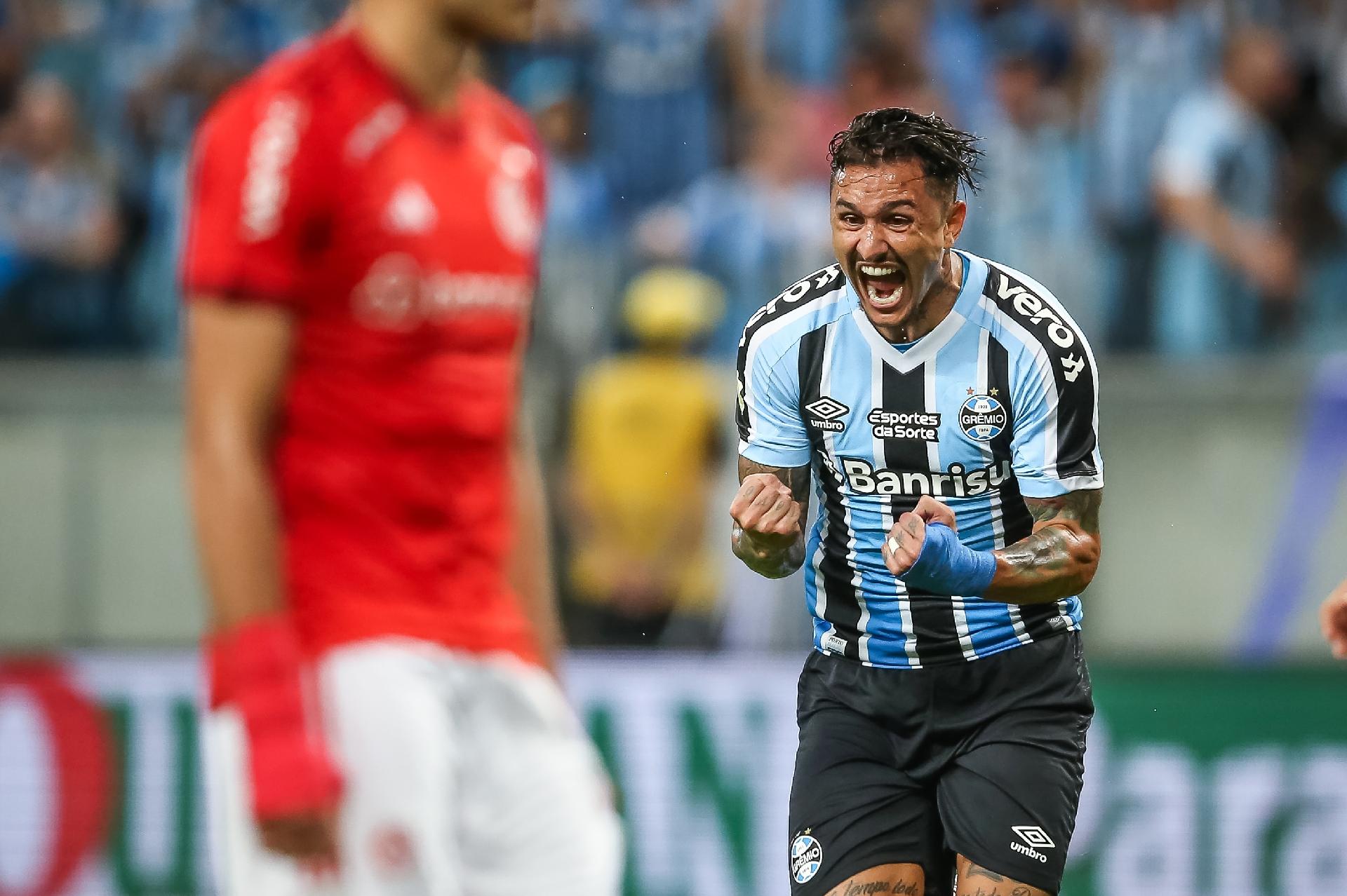 Grêmio vence Inter e se aproxima da final do Campeonato Gaúcho