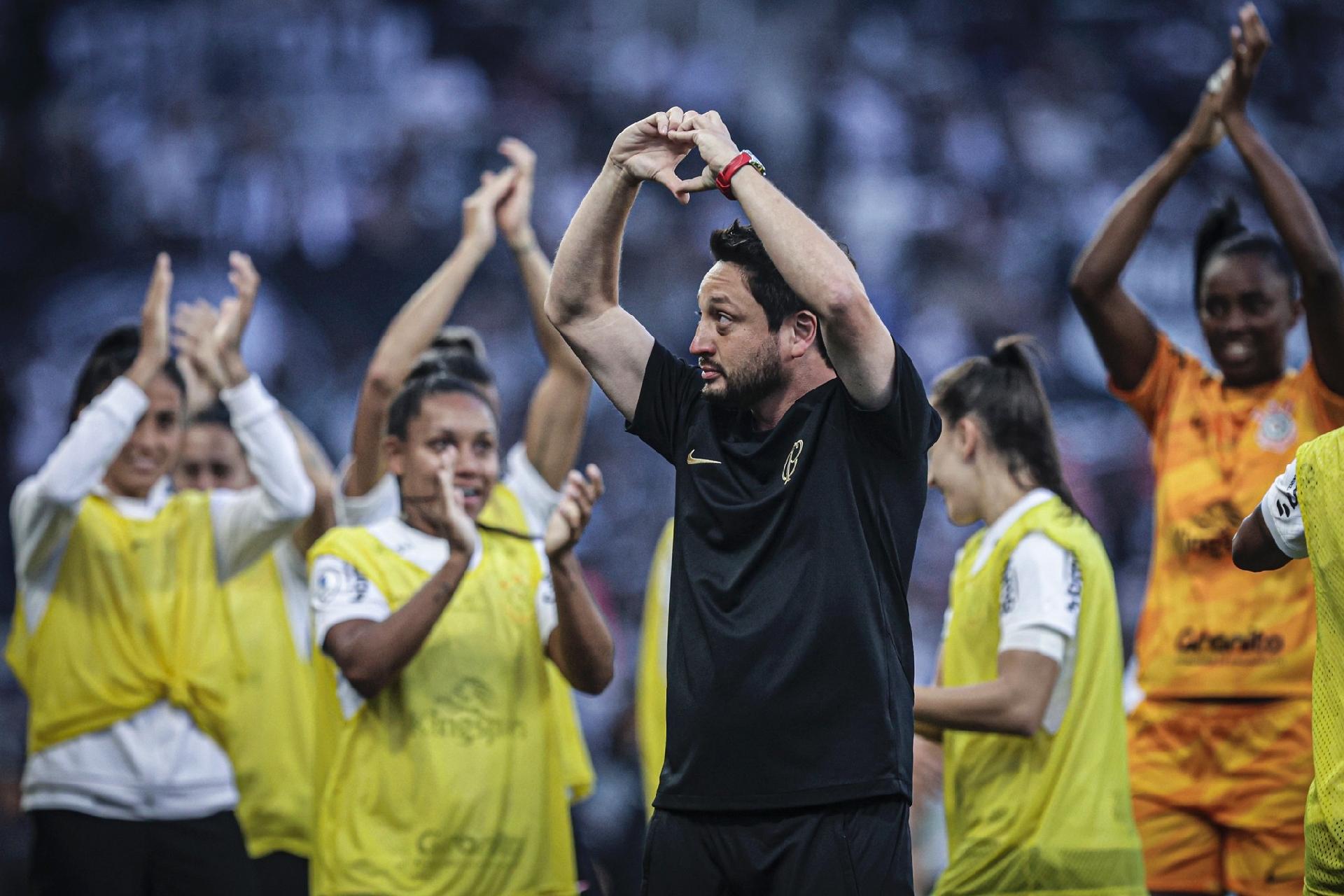 Pelé exalta recorde de público na final do Brasileiro Feminino