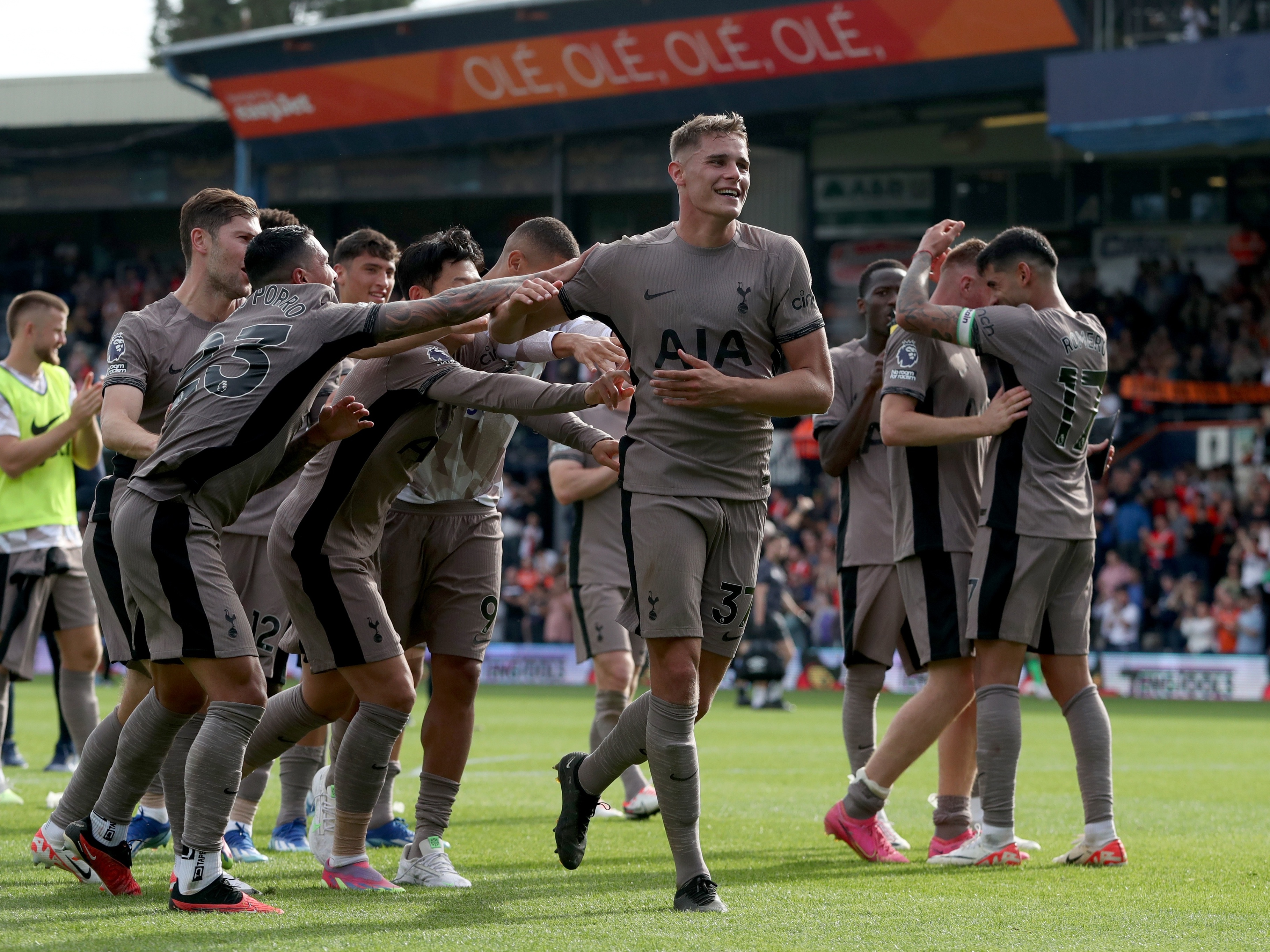 Premier League: Tottenham vence Luton com 1 a menos e assume liderança