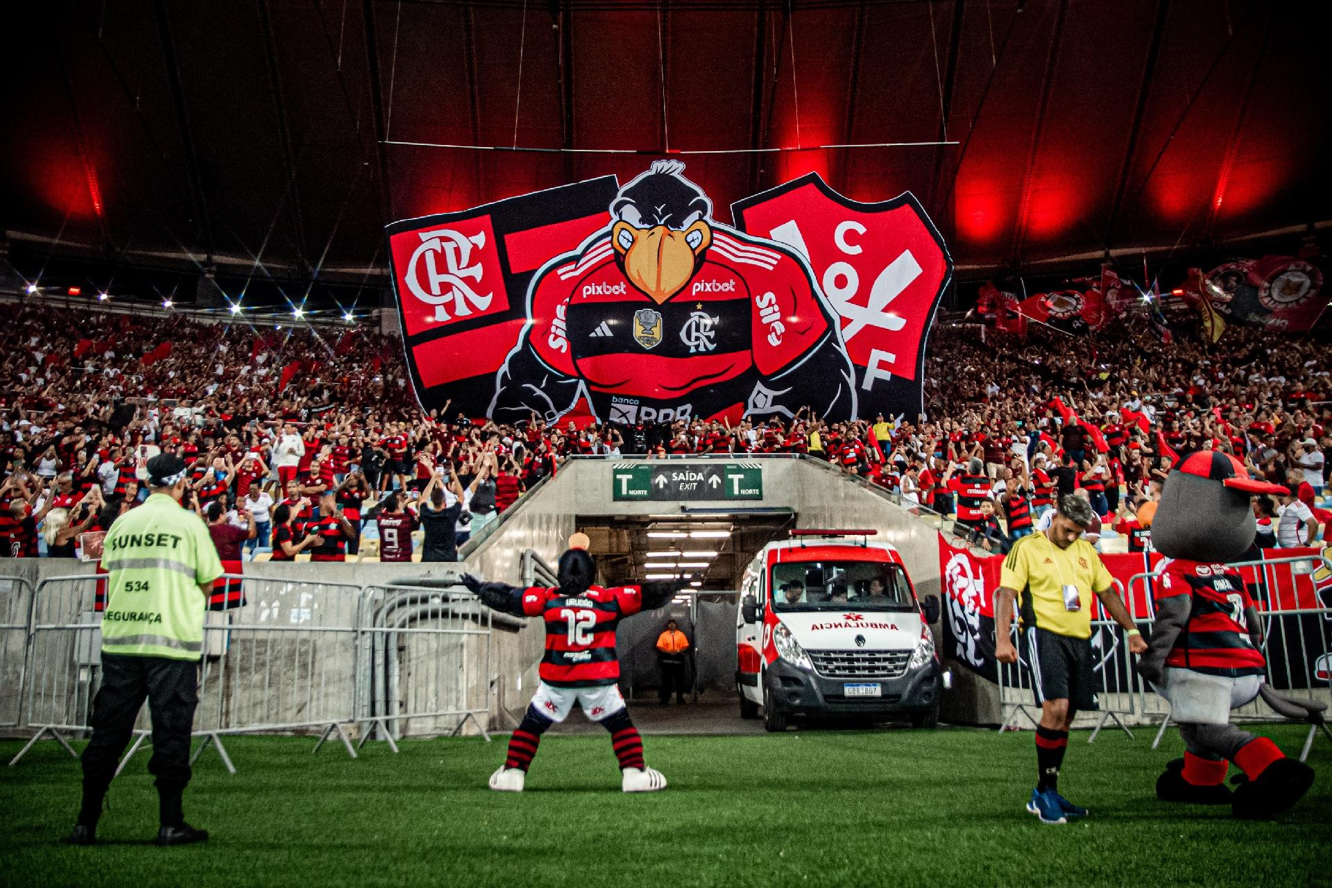 Torcida do Flamengo prepara mosaico para jogo contra o Bragantino, mas  comete gafe no resultado