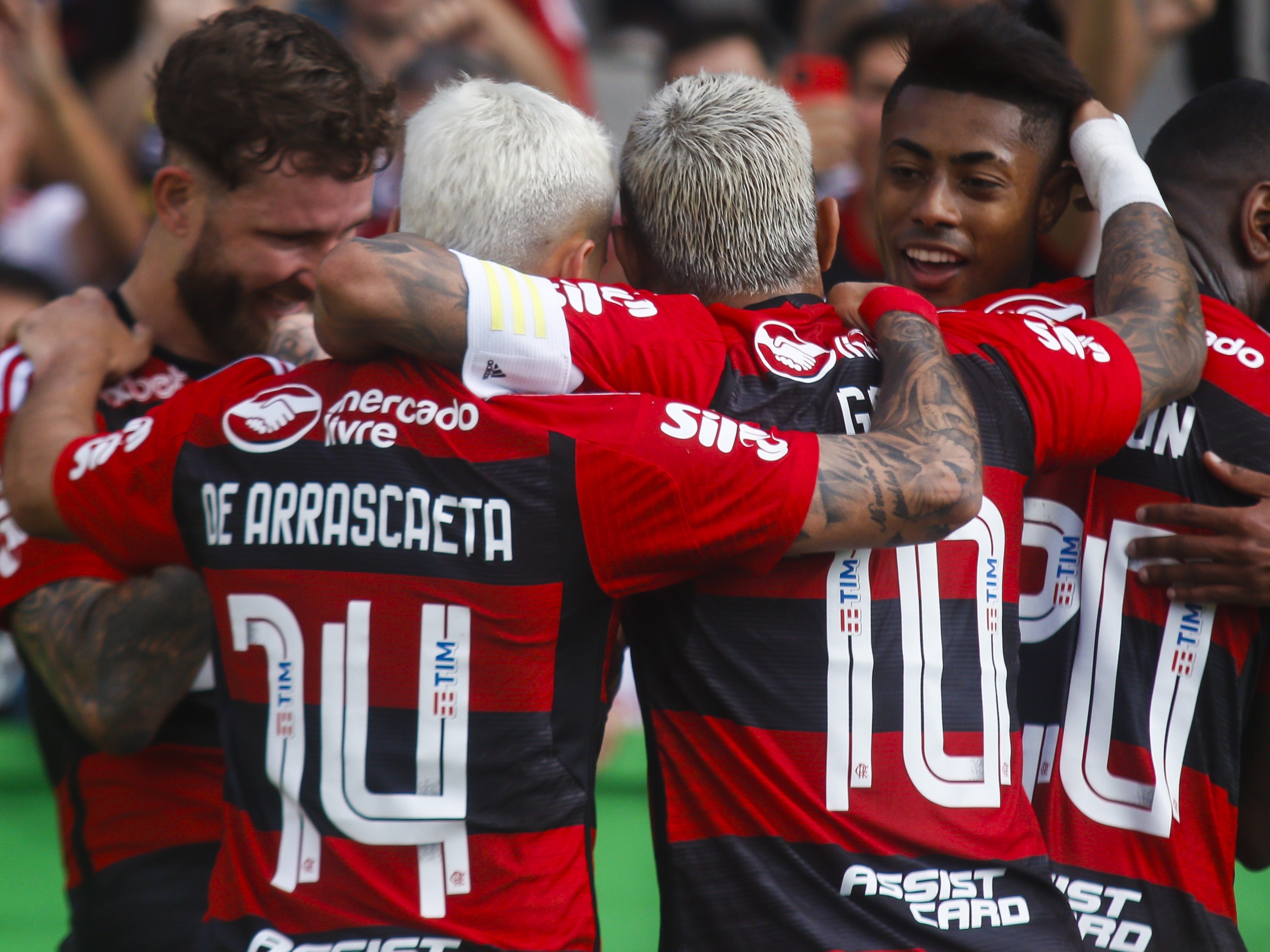 Flamengo volta a jogar bem, bate o Coritiba e dorme líder