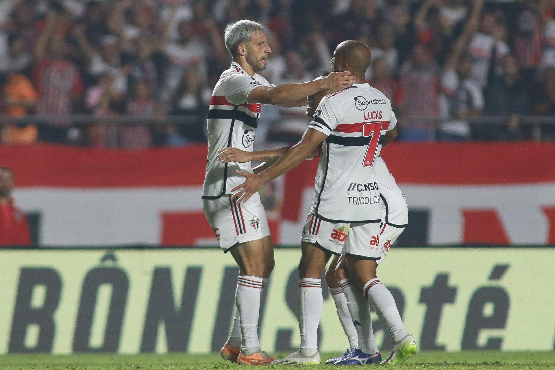 Doentes por Futebol on Instagram: “Faça chuva, faça sol. Toca que ele  guarda. Calleri 💥 São Paulo 1x0 Corinthians ?…