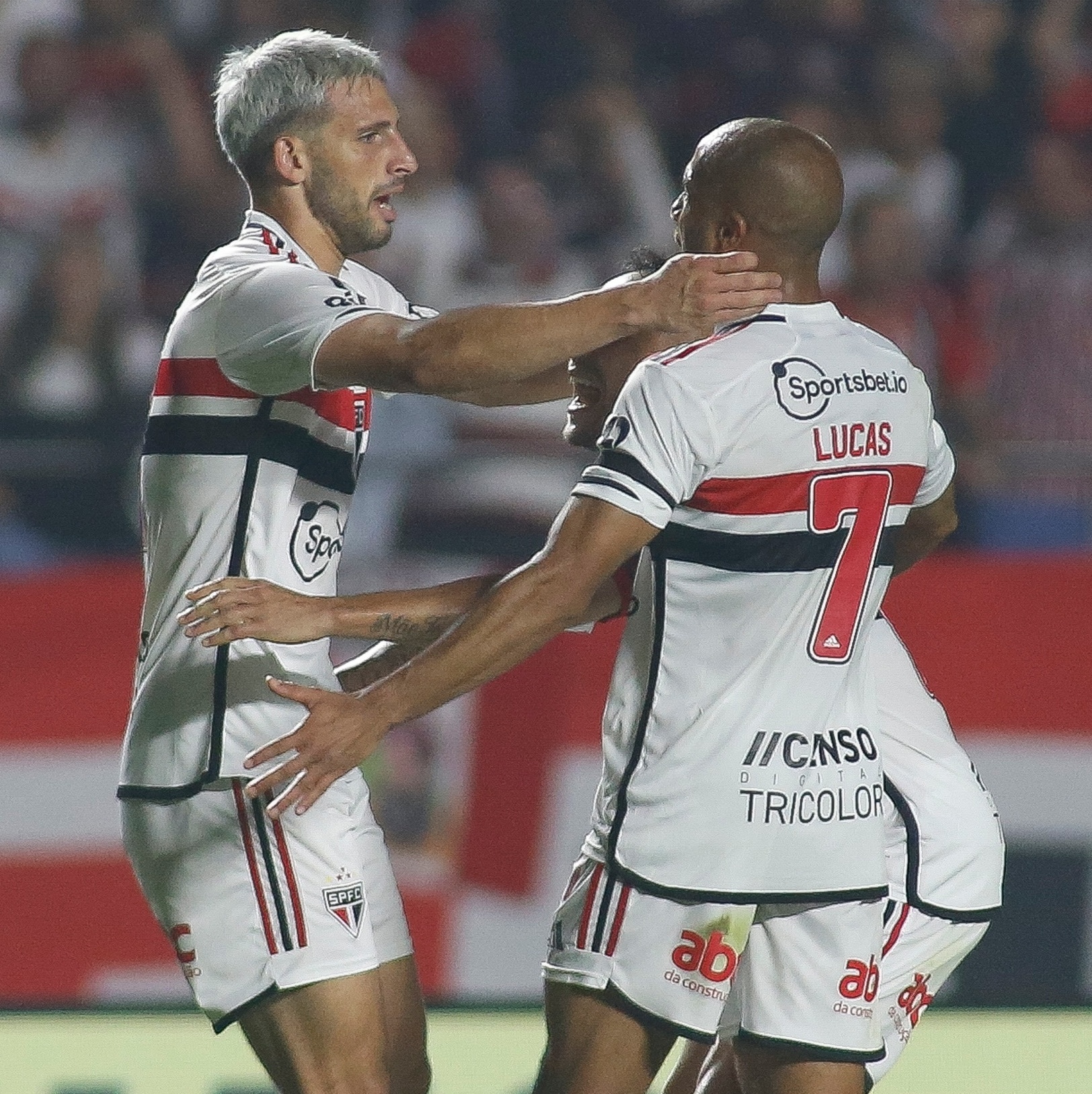 Doentes por Futebol on Instagram: “Faça chuva, faça sol. Toca que ele  guarda. Calleri 💥 São Paulo 1x0 Corinthians ?…