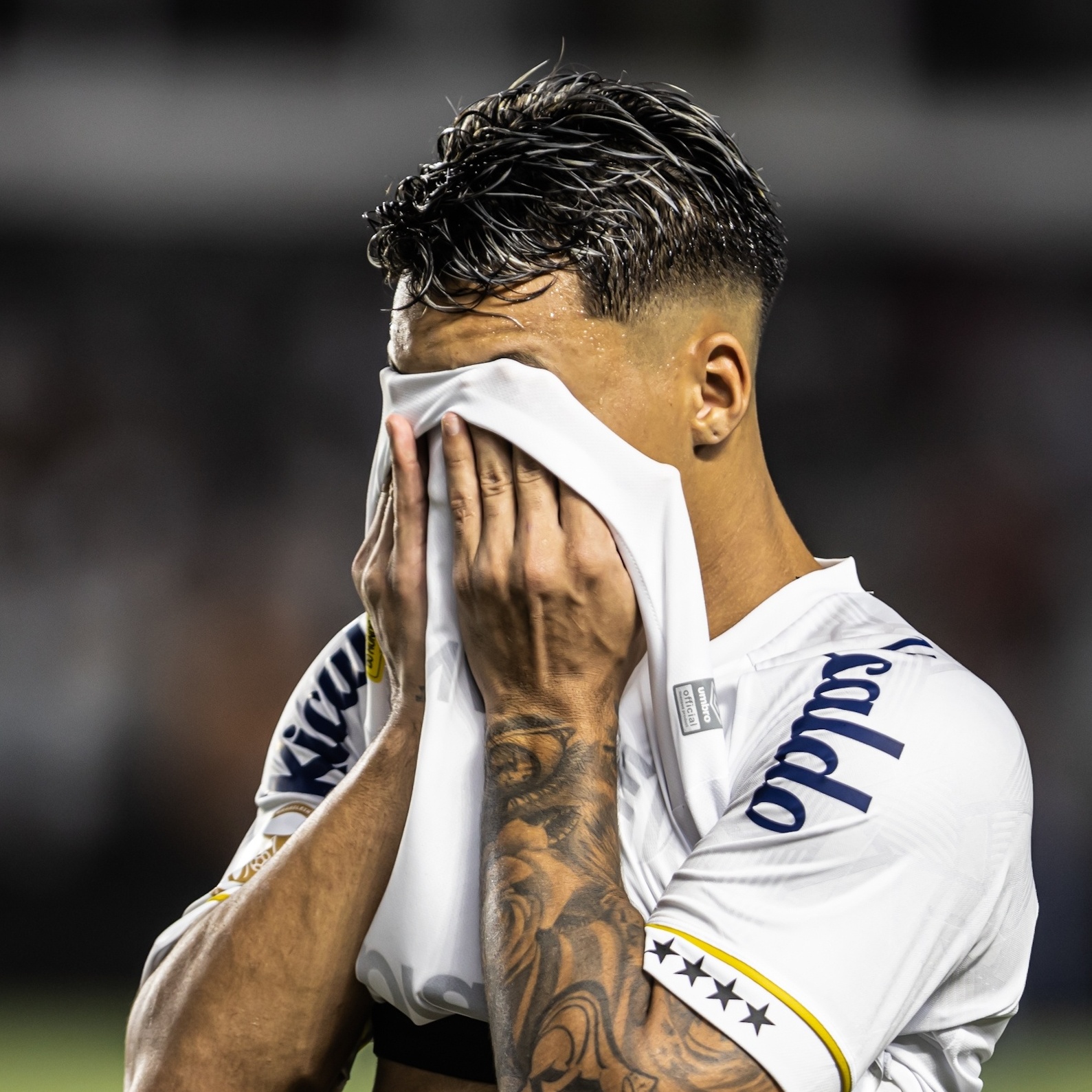 Foi rebaixado com o Santos e agora pode abandonar o clube para jogar no  Boca Juniors