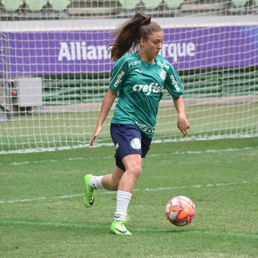 Comunicando-se por Libras, Stefany Krebs recebe boas-vindas do Palmeiras -  Libras Online