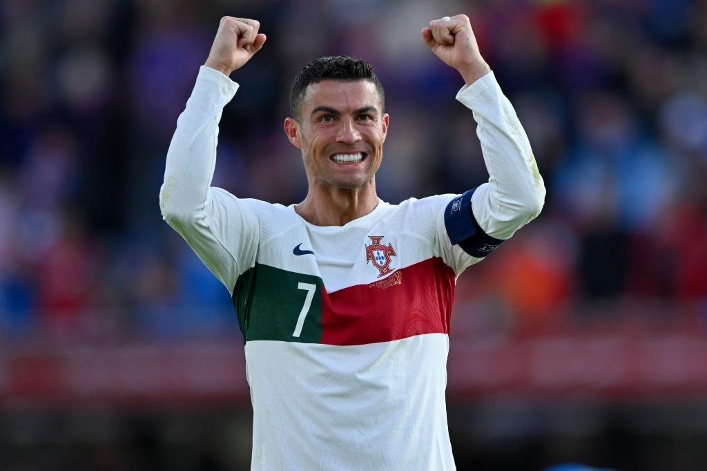 Cristiano Ronaldo terá salário bilionário: veja jogadores de futebol mais  bem pagos do mundo – LANCE!