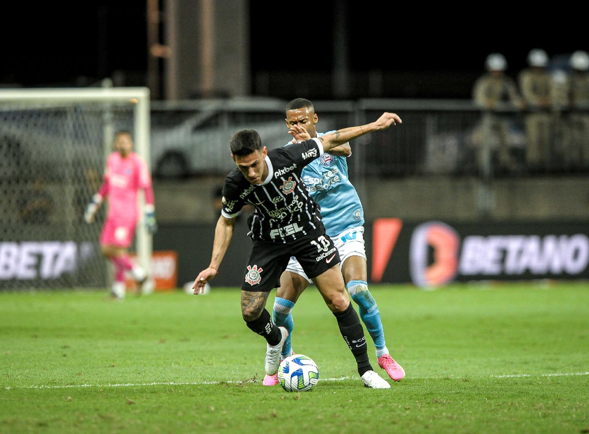 Matías Rojas antes de cobrar falta no jogo entre Corinthians e