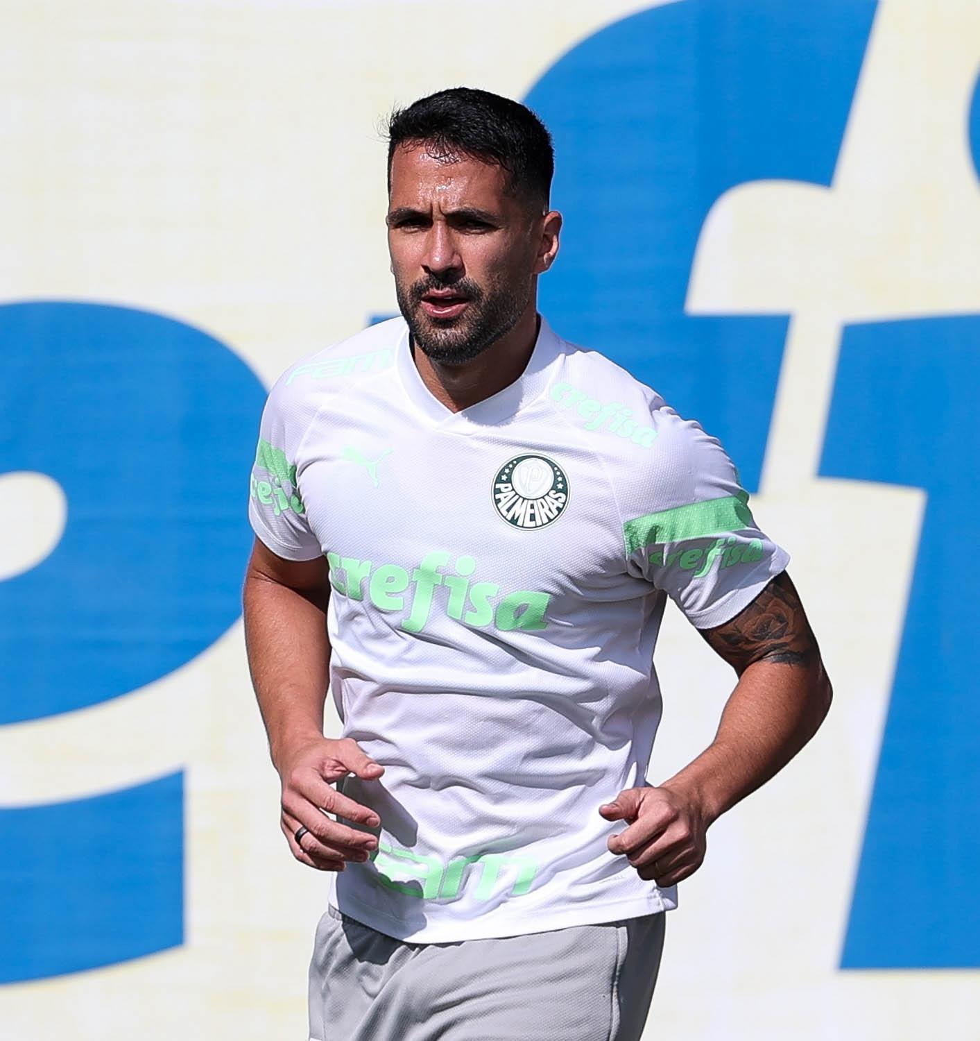 Luan pede que Palmeiras tenha pés no chão na disputa da