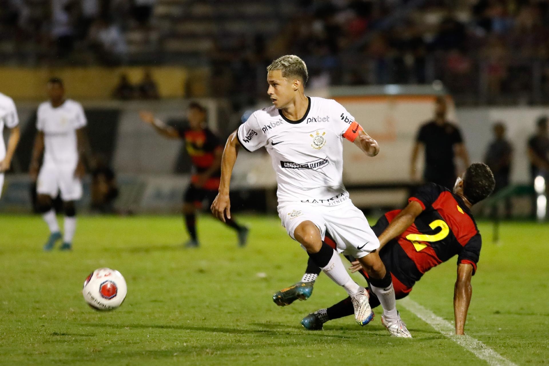 Matheus Araújo diz não pensar no profissional do Corinthians agora