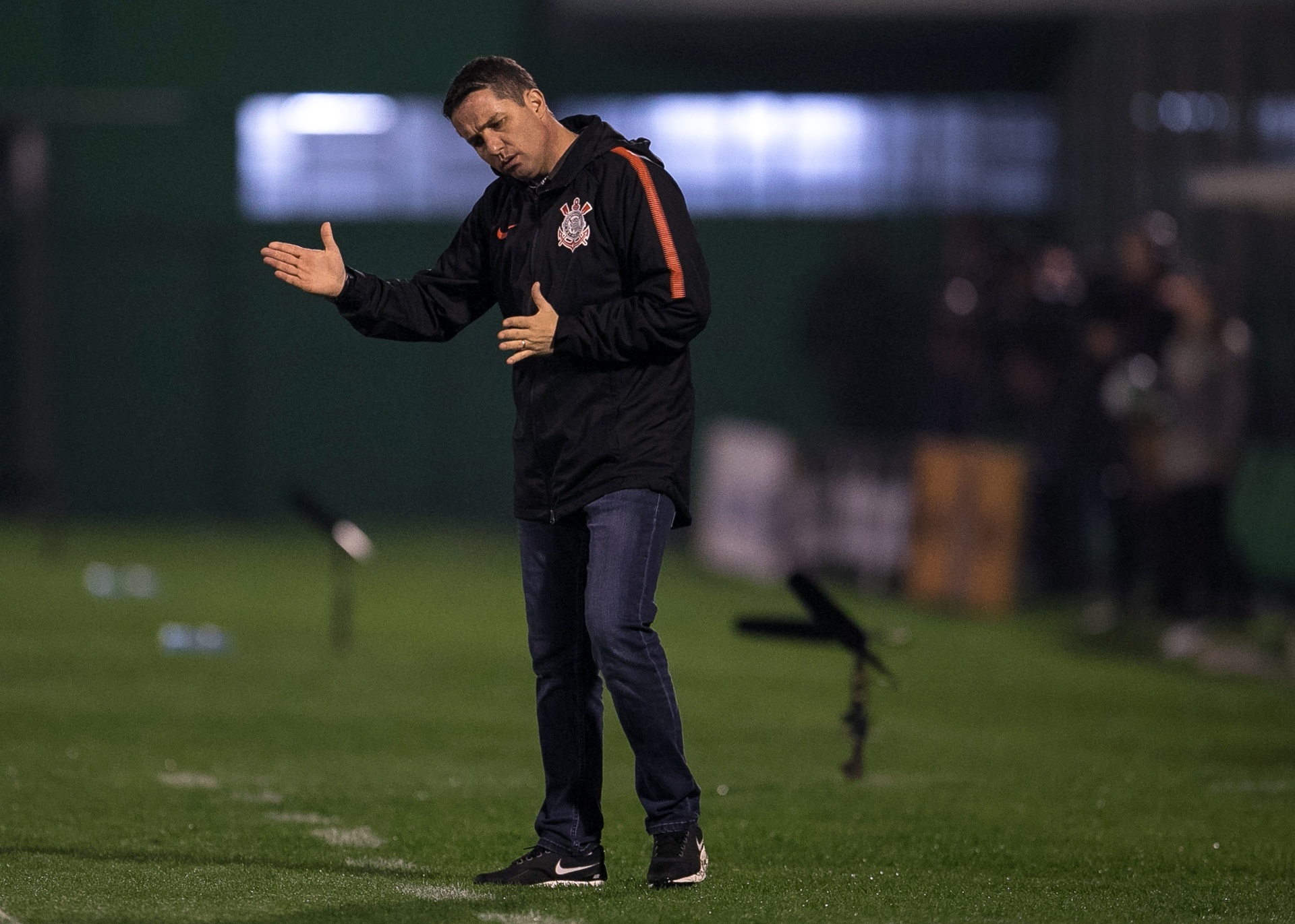 Loss diz que Corinthians tem muito a evoluir e exalta Jadson após cara feia; confira todos os assuntos comentados pelo treinador na coletiva pós-jogo