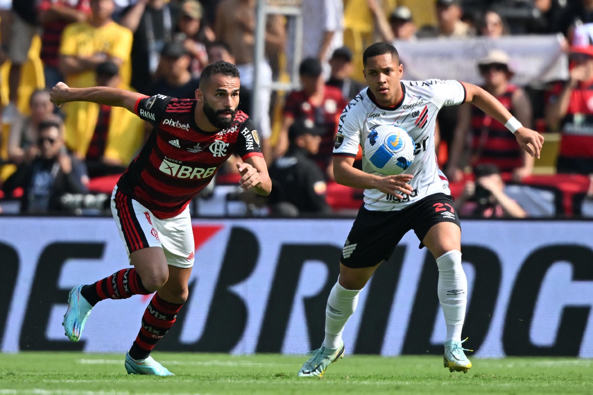 Thiago Maia escolhe música no Flamengo e avisa: 'Bola passa, jogador, não