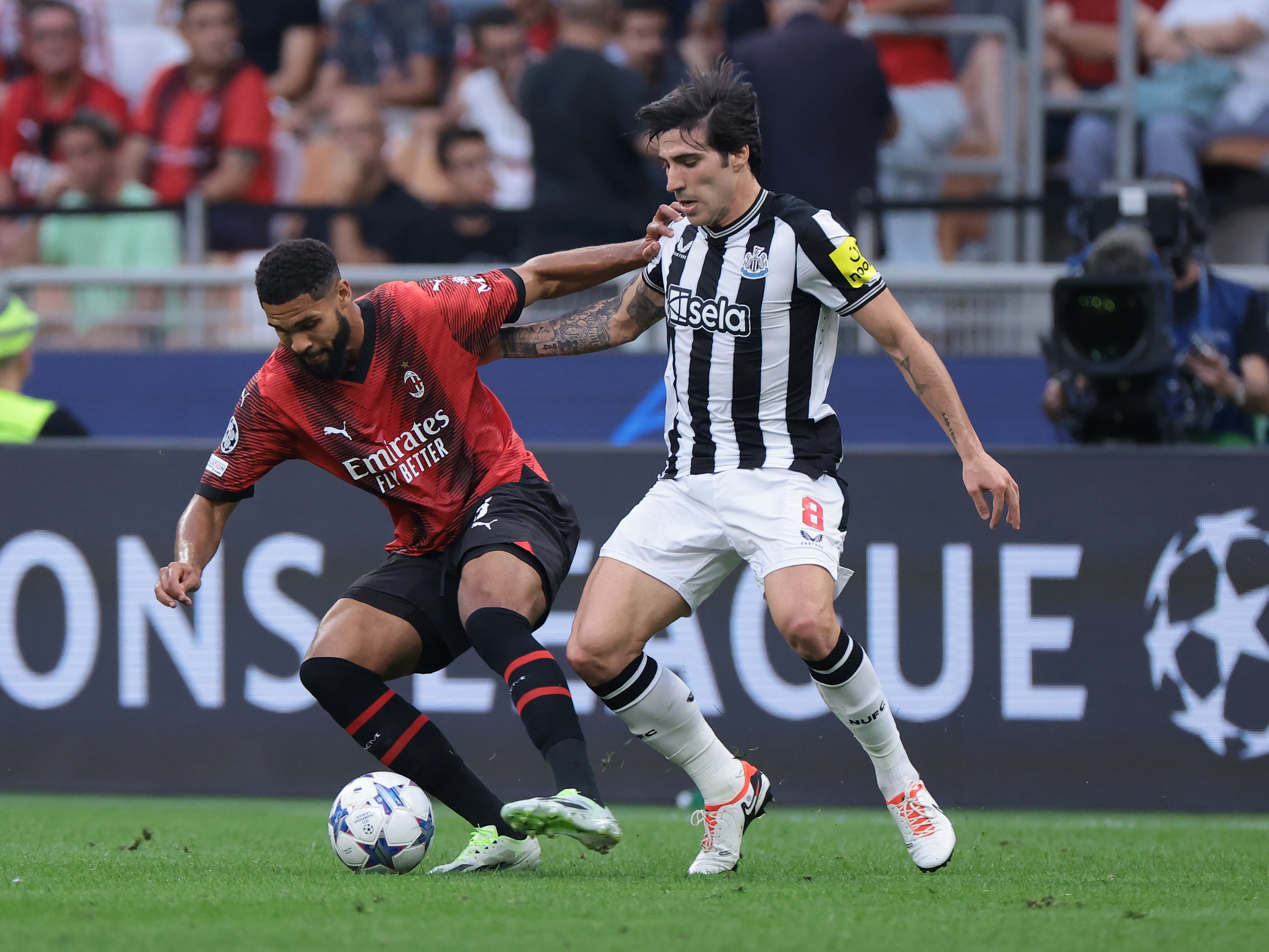 Adepto do Newcastle esfaqueado antes do jogo com o AC Milan - Liga