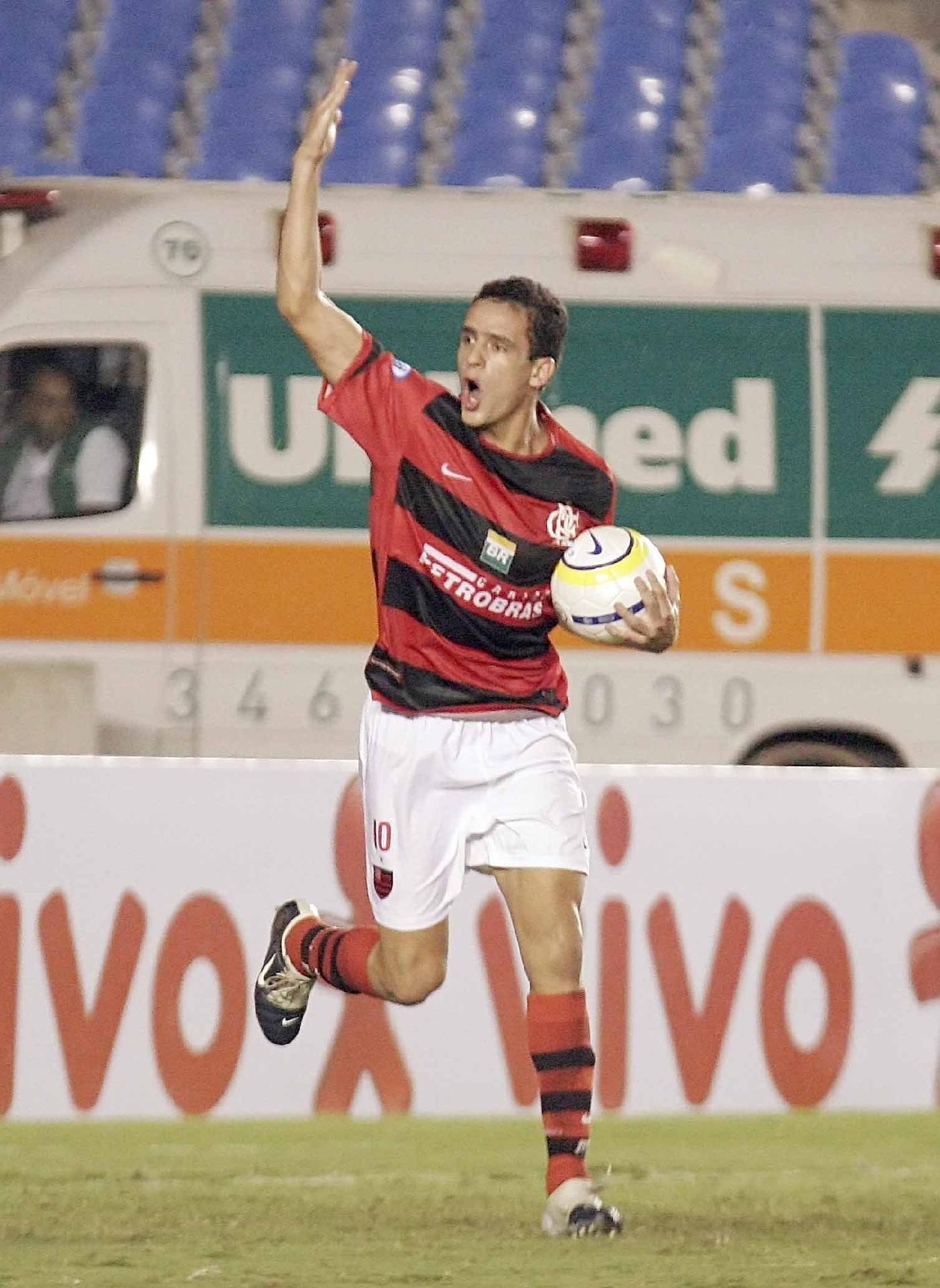 Na camisa, Flamengo joga com patch de título que não conquistou