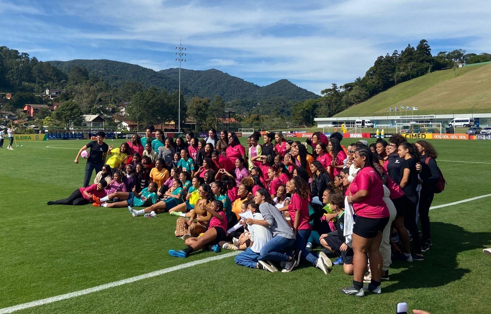 Jogar futebol emagrece: entrar em campo queima gordurinhas e deixa