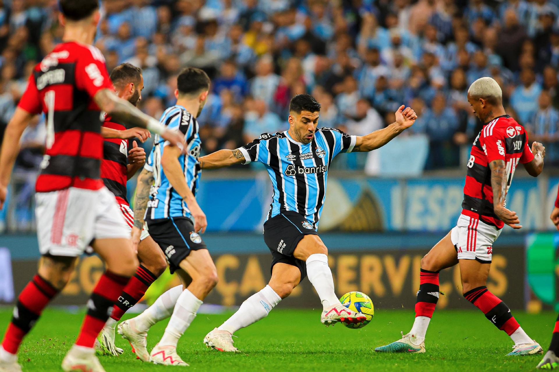 Flamengo domina, bate Grêmio em jogo quente e encaminha vaga na final