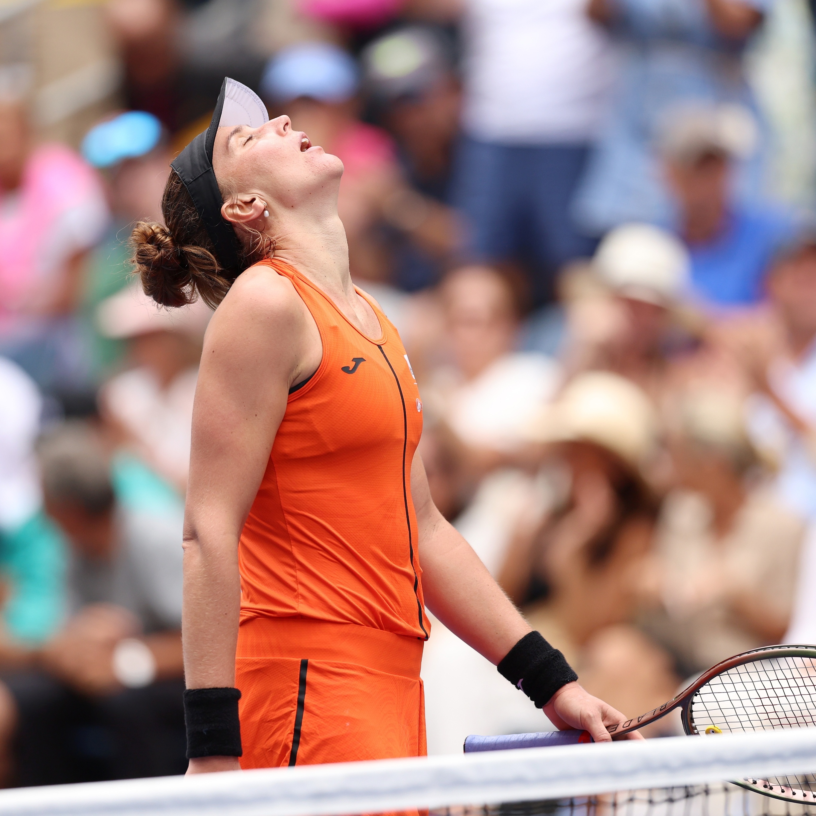 Em jogo com dois pneus, Bia Haddad Maia vence em três sets na estreia em  Miami