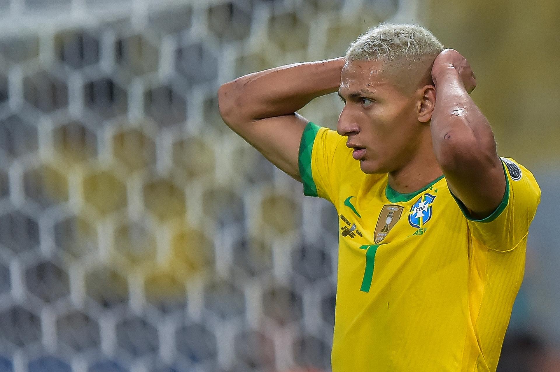 Richarlison se desculpa por expulsão no empate do Everton: Cometi