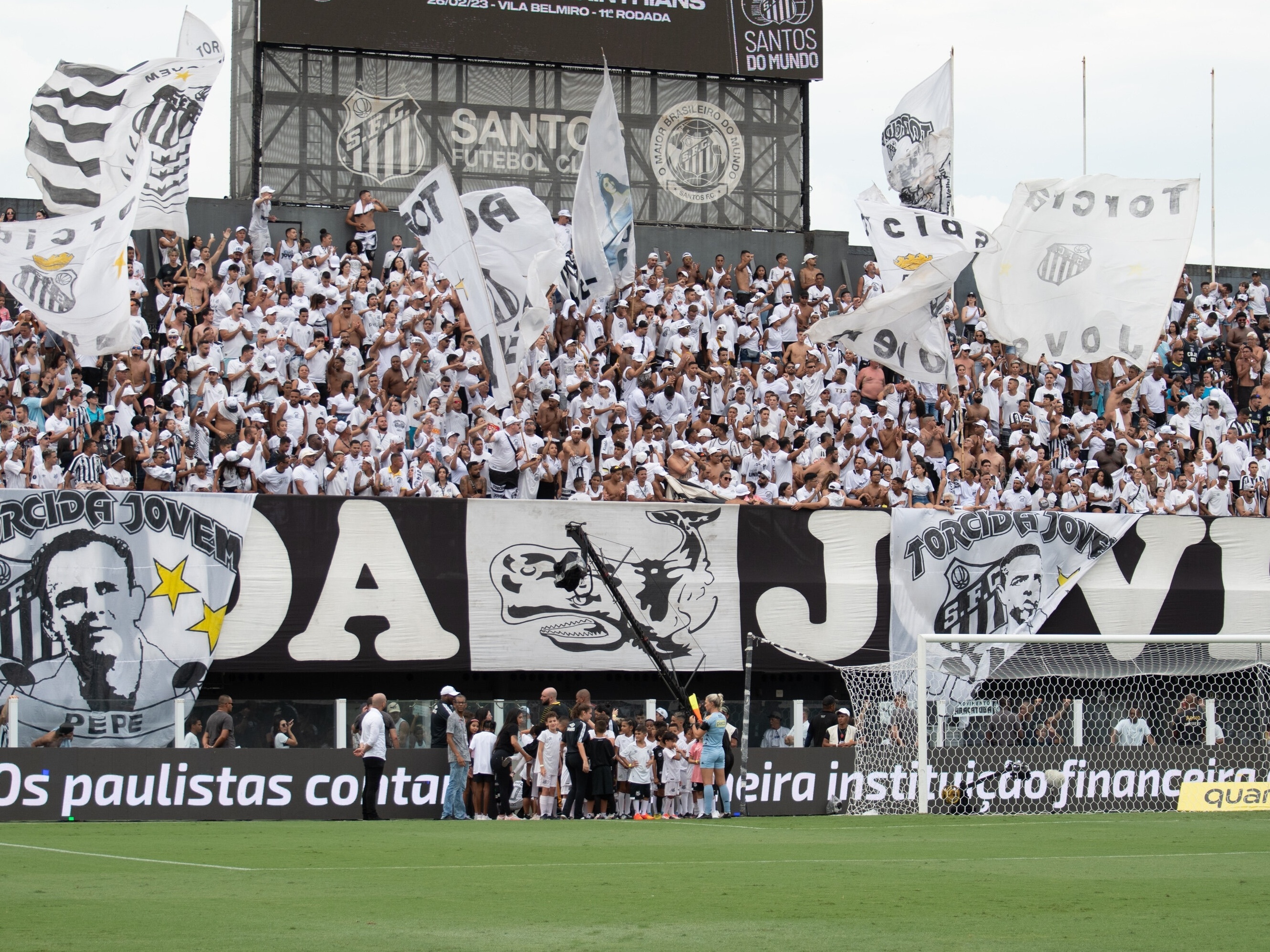 Torcedores do Santos lançam fogos em campo, e jogo contra o