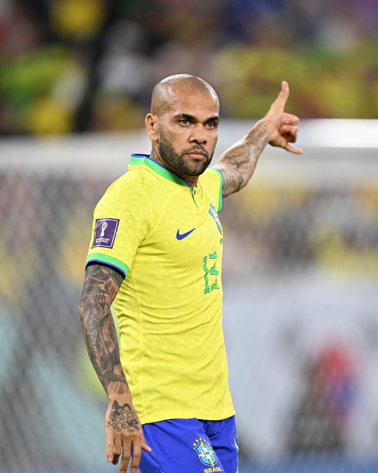 Daniel Alves é acusado de assédio sexual na Espanha; jogador nega