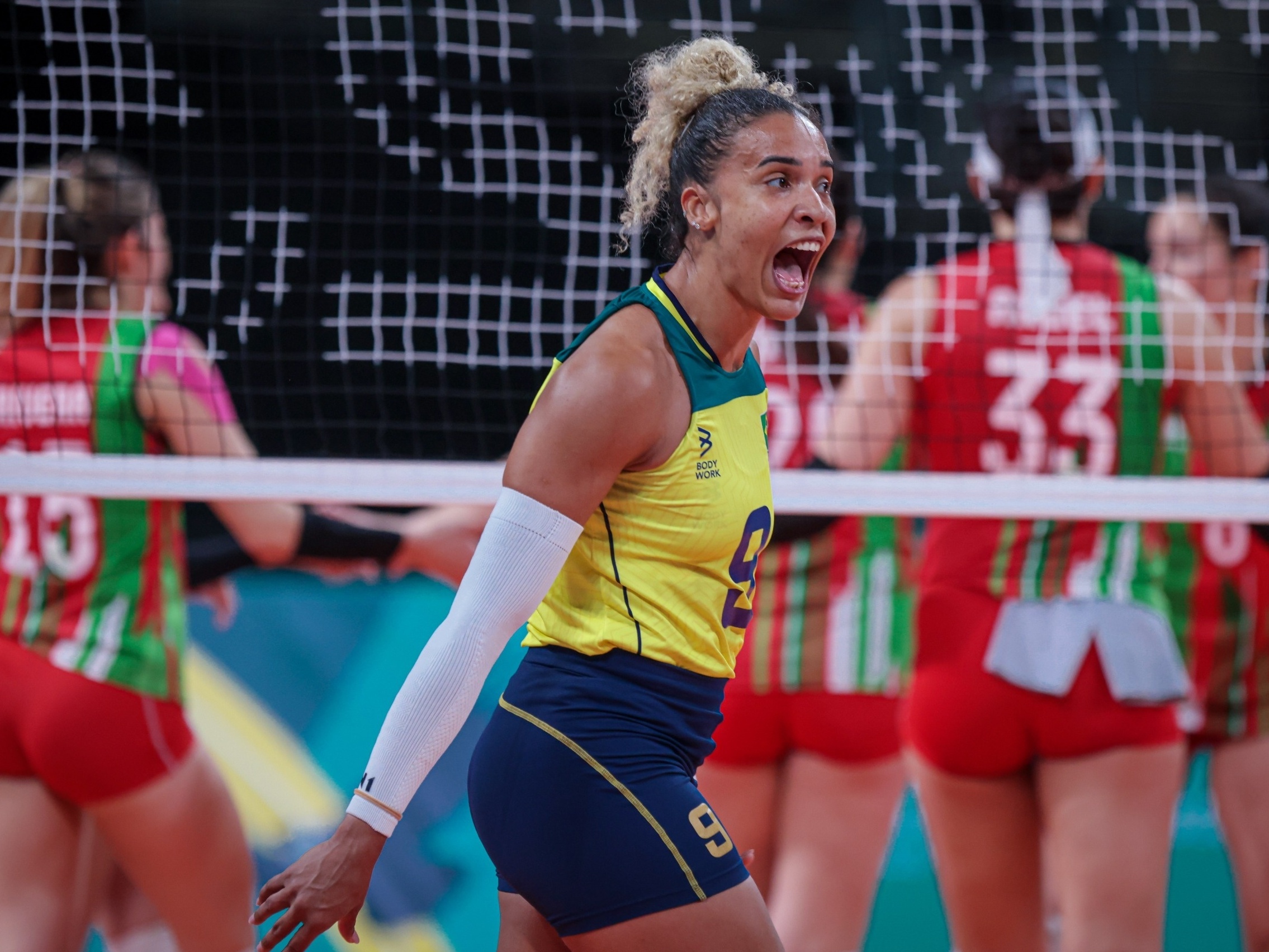 Técnica da seleção feminina de futebol brasileira dá show no piano ao lado  de jogadores brasileiros