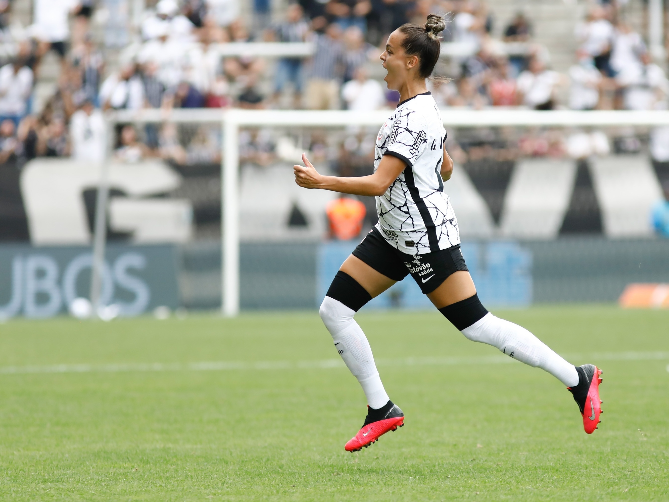 Lelê tem atuação de gala, garante título do Corinthians e faz