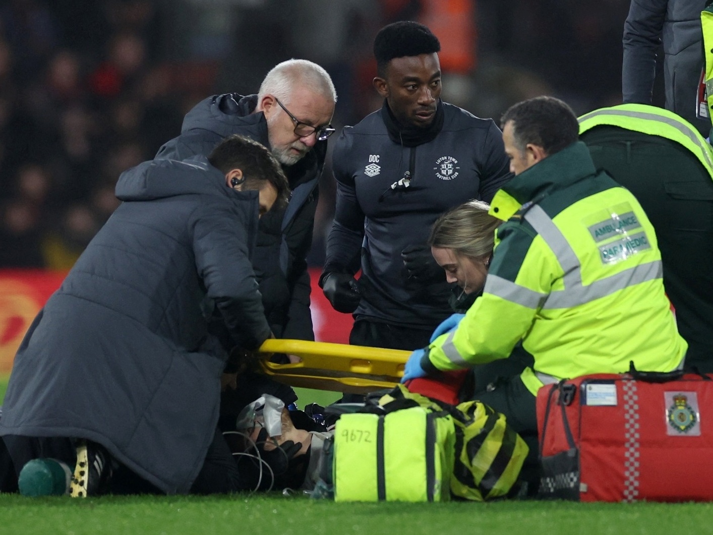 VÍDEO: Partida da Premier League é suspensa após jogador sofrer parada  cardíaca em campo